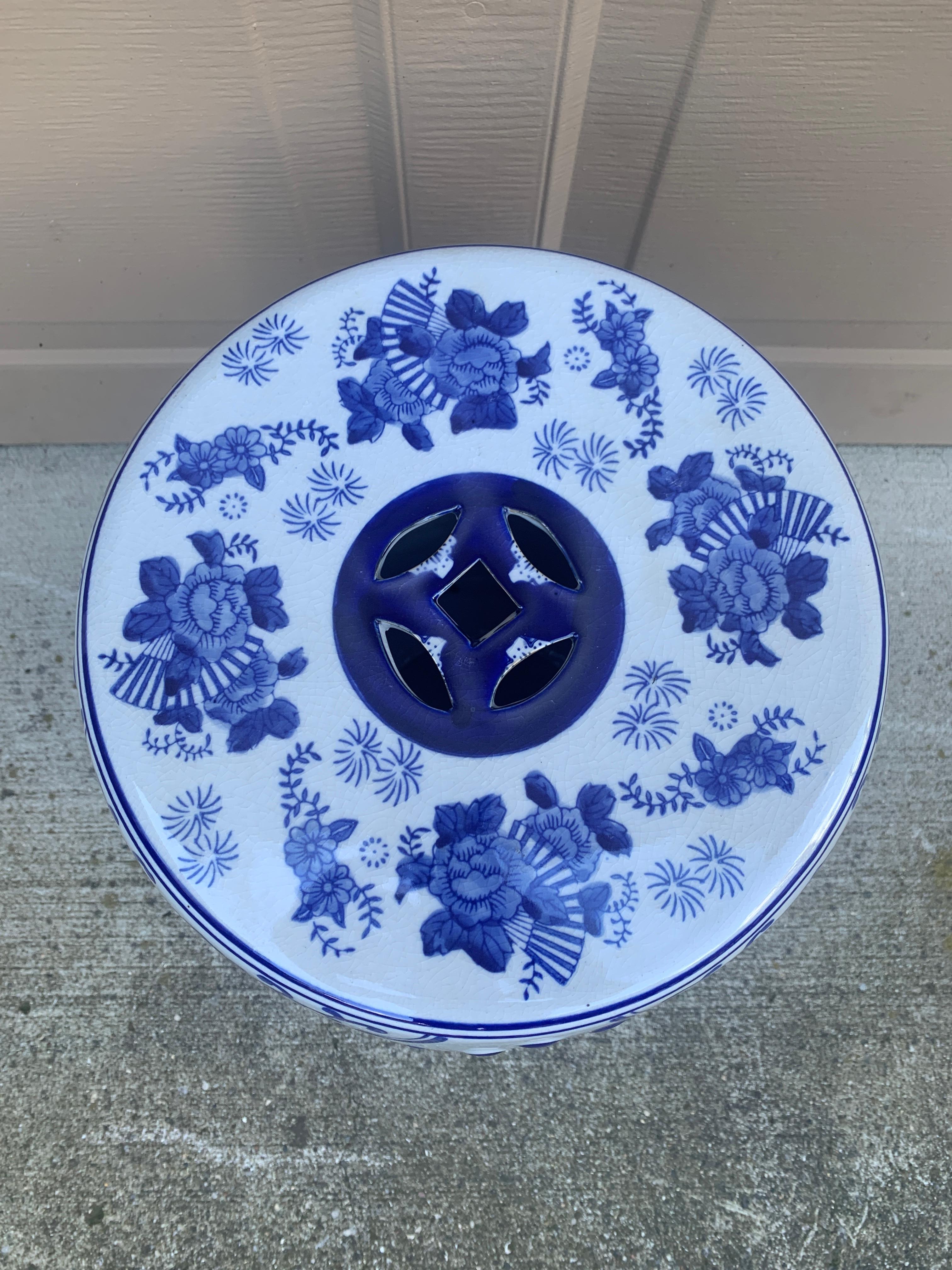Porcellana Sgabello o tavolino da giardino in porcellana bianca e blu Chinoiserie in vendita