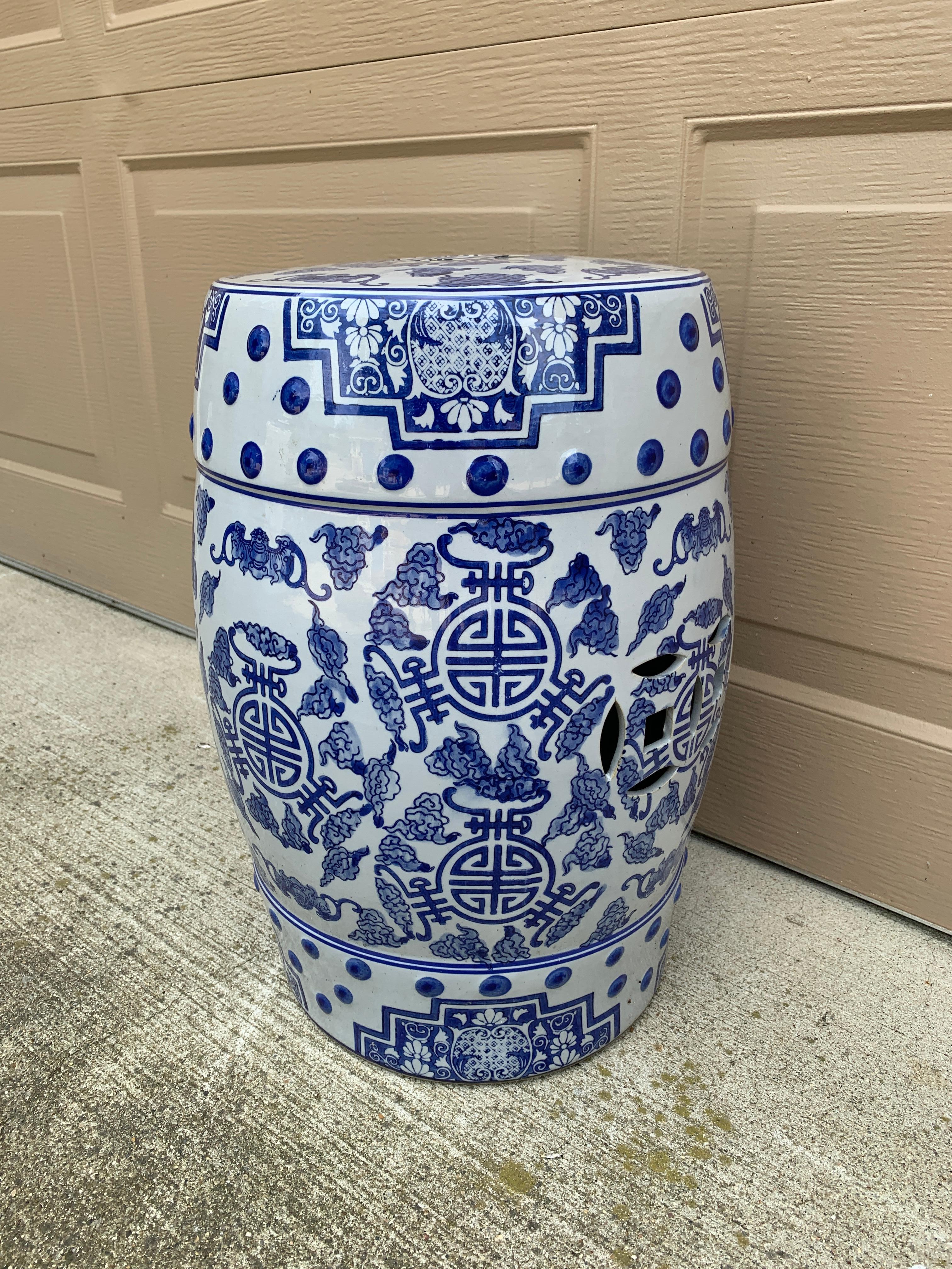 Tabouret de jardin ou table d'appoint chinoiseries en porcelaine bleue et blanche en vente 1
