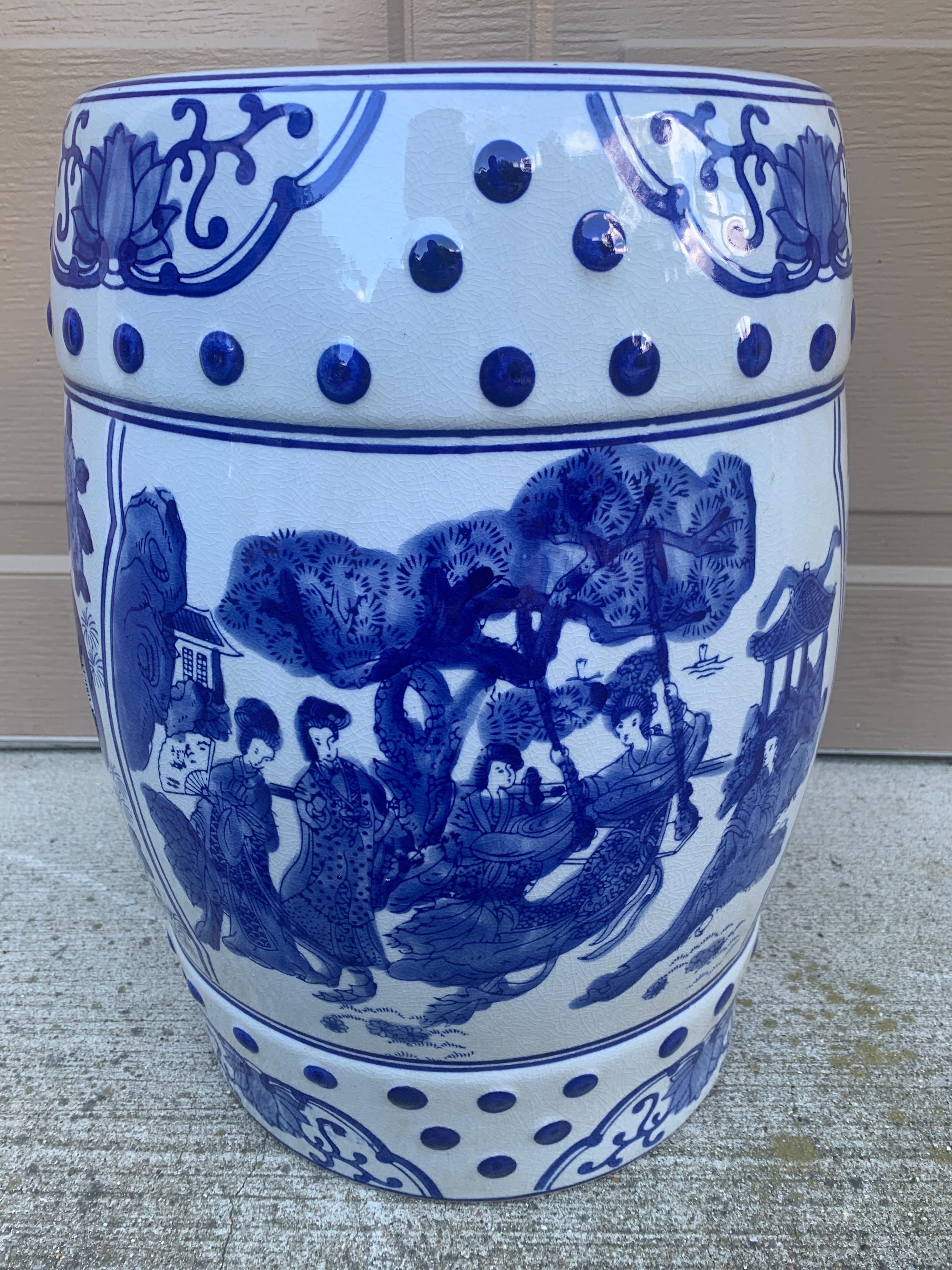 Sgabello o tavolino da giardino in porcellana bianca e blu Chinoiserie in vendita 1