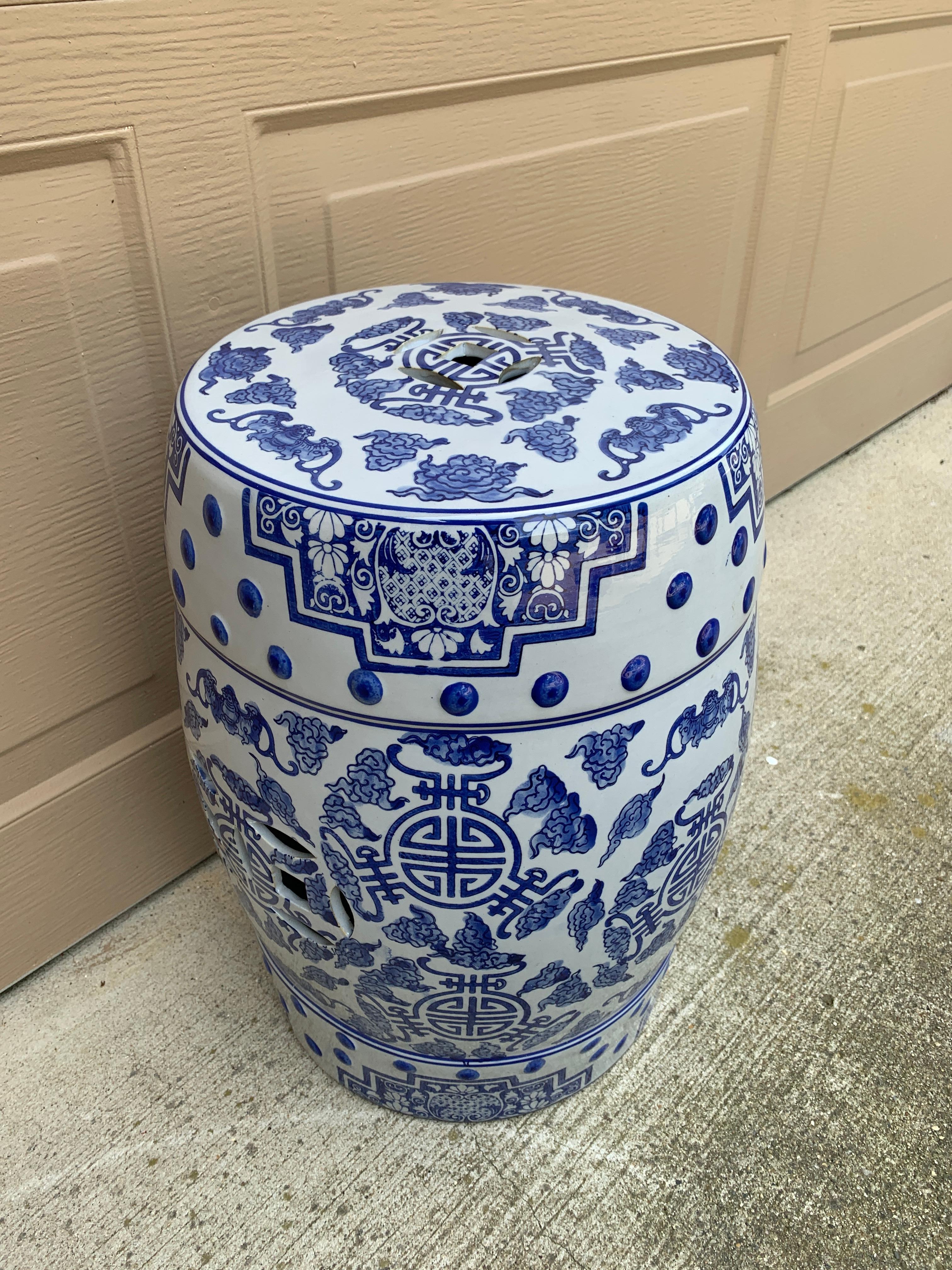 Tabouret de jardin ou table d'appoint chinoiseries en porcelaine bleue et blanche en vente 2