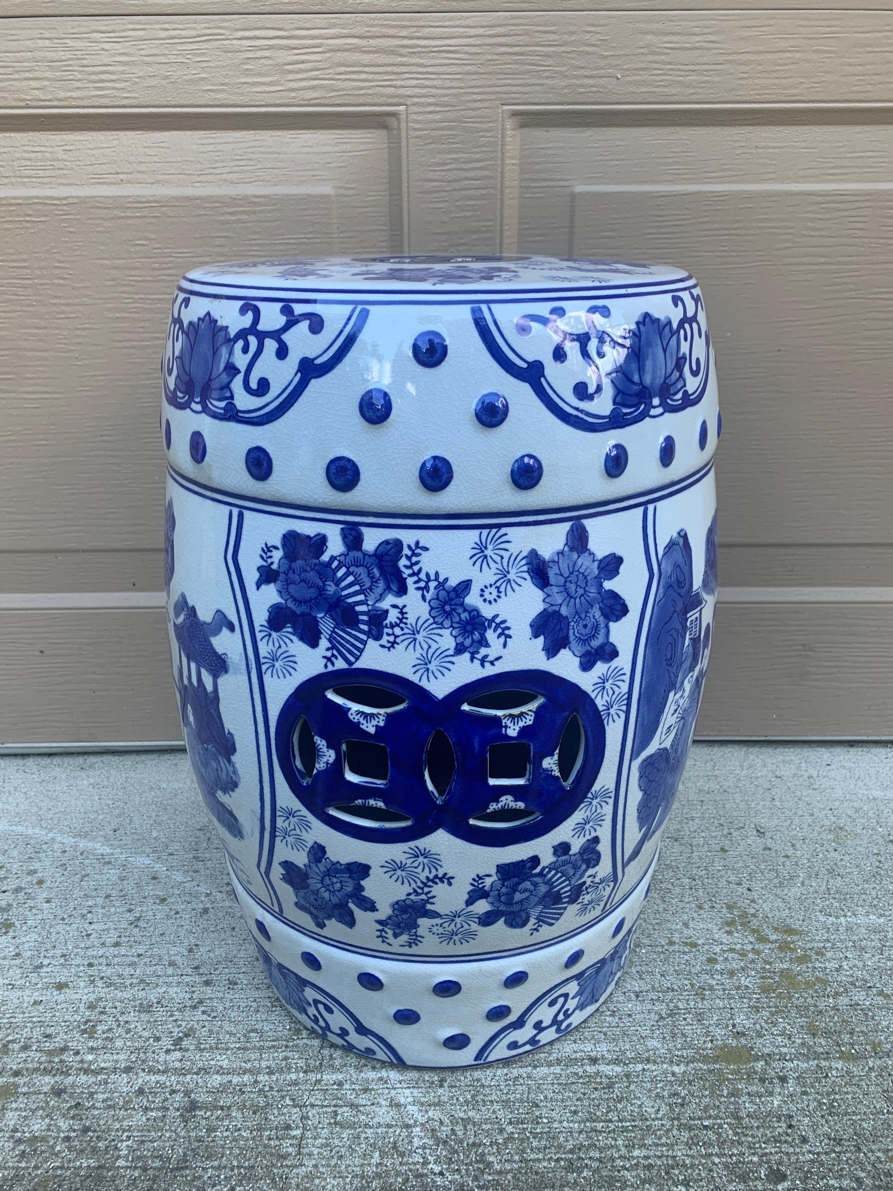Sgabello o tavolino da giardino in porcellana bianca e blu Chinoiserie in vendita 2