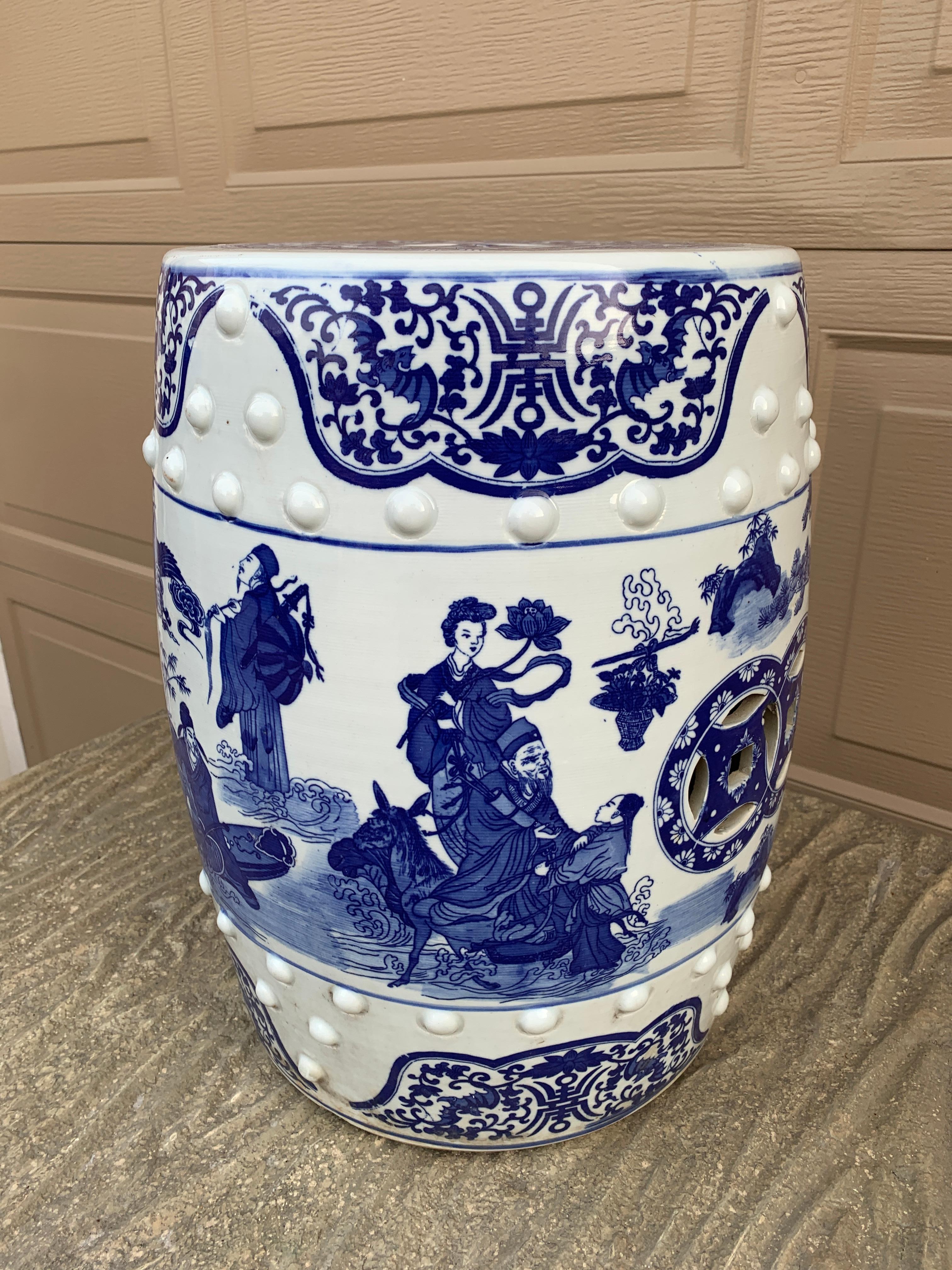 Pareja de Taburetes o Mesas Auxiliares de Porcelana Chinoiserie Azul y Blanca 8