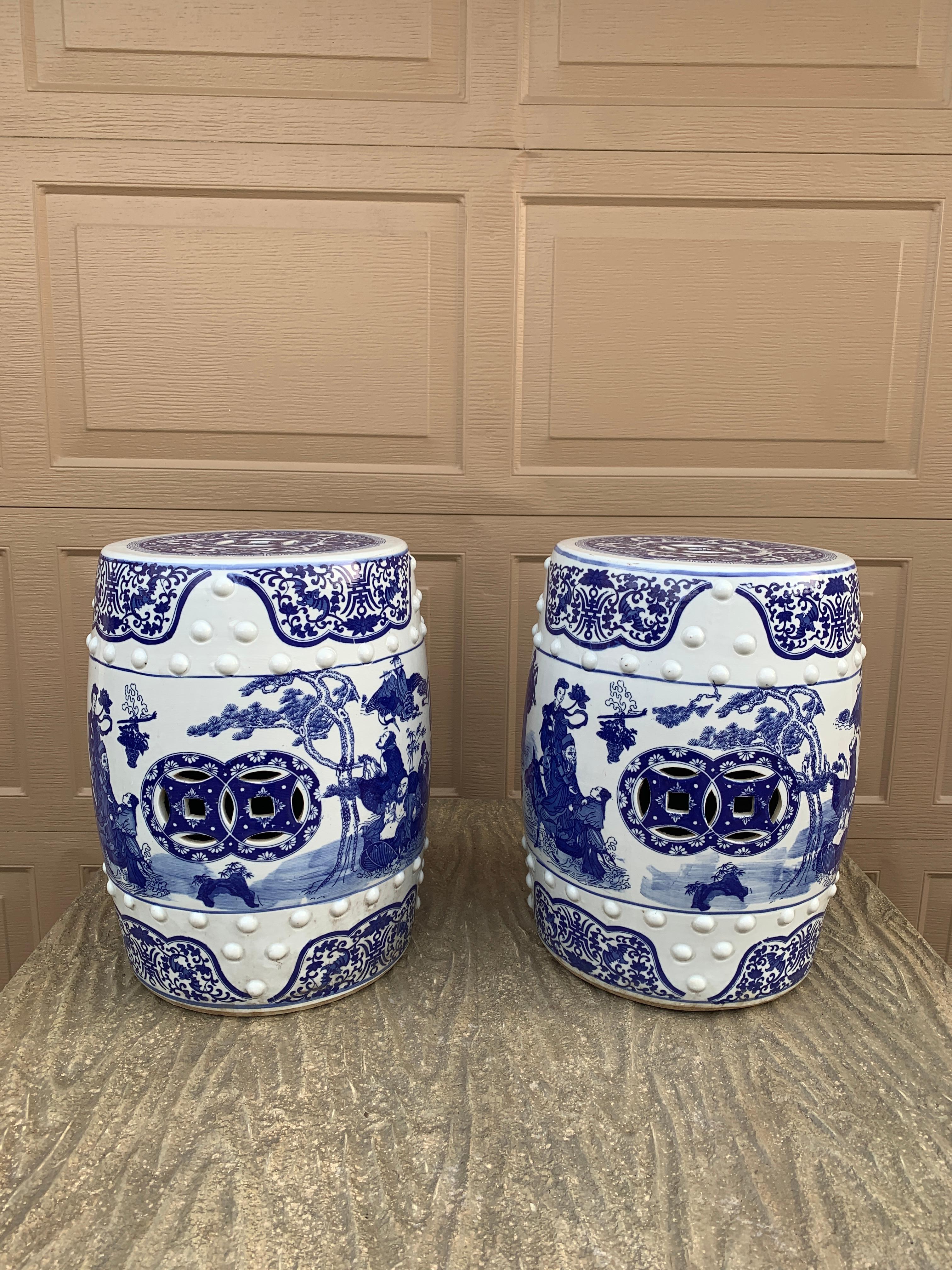 Precioso par de taburetes de jardín, jardineras o mesitas auxiliares de porcelana azul y blanca de la Chinoiserie, con representaciones de un paisaje y figuras asiáticas.

China, finales del siglo XX

Medidas: 13 