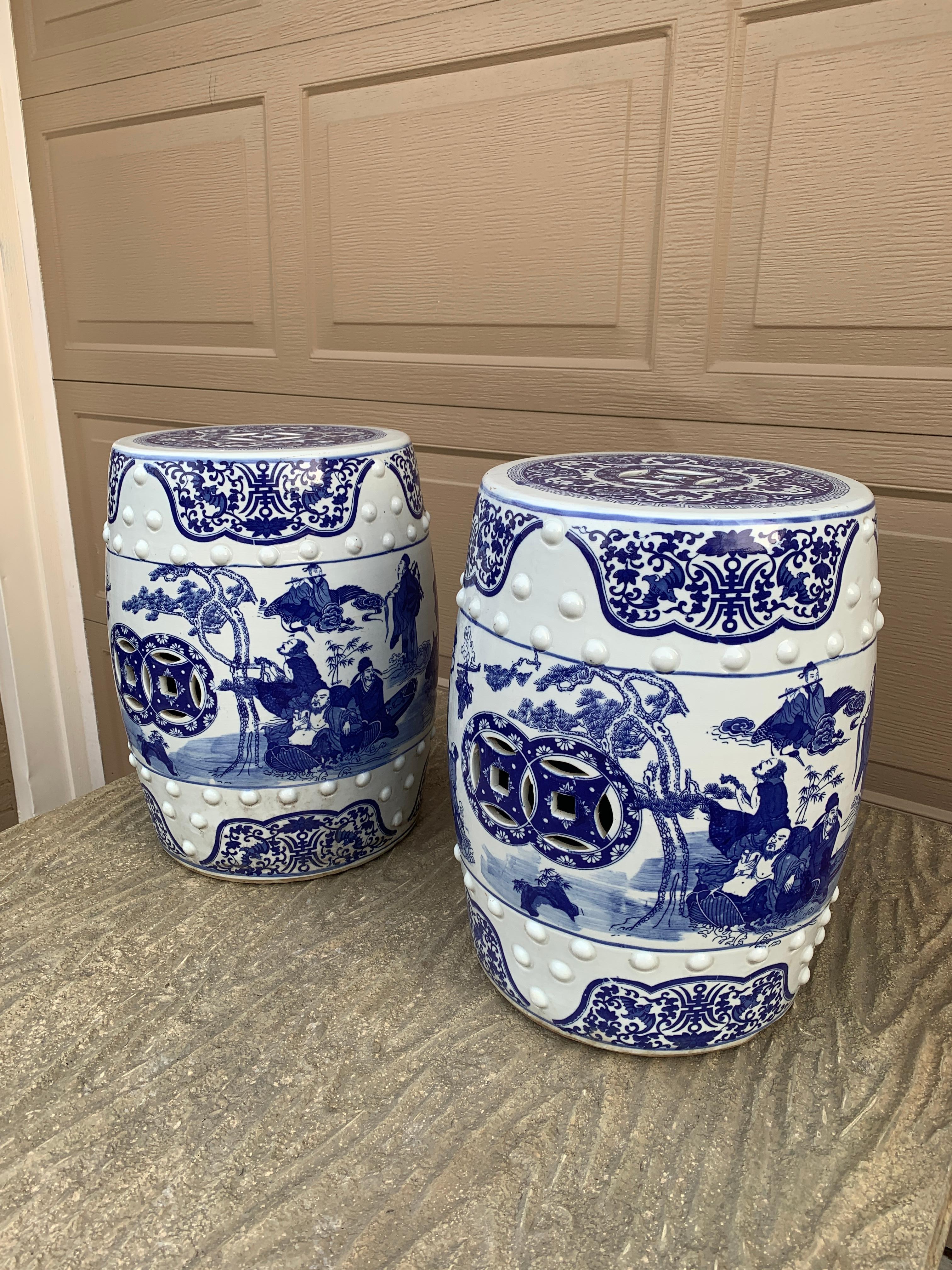 Pareja de Taburetes o Mesas Auxiliares de Porcelana Chinoiserie Azul y Blanca en Bueno Estado en Elkhart, IN