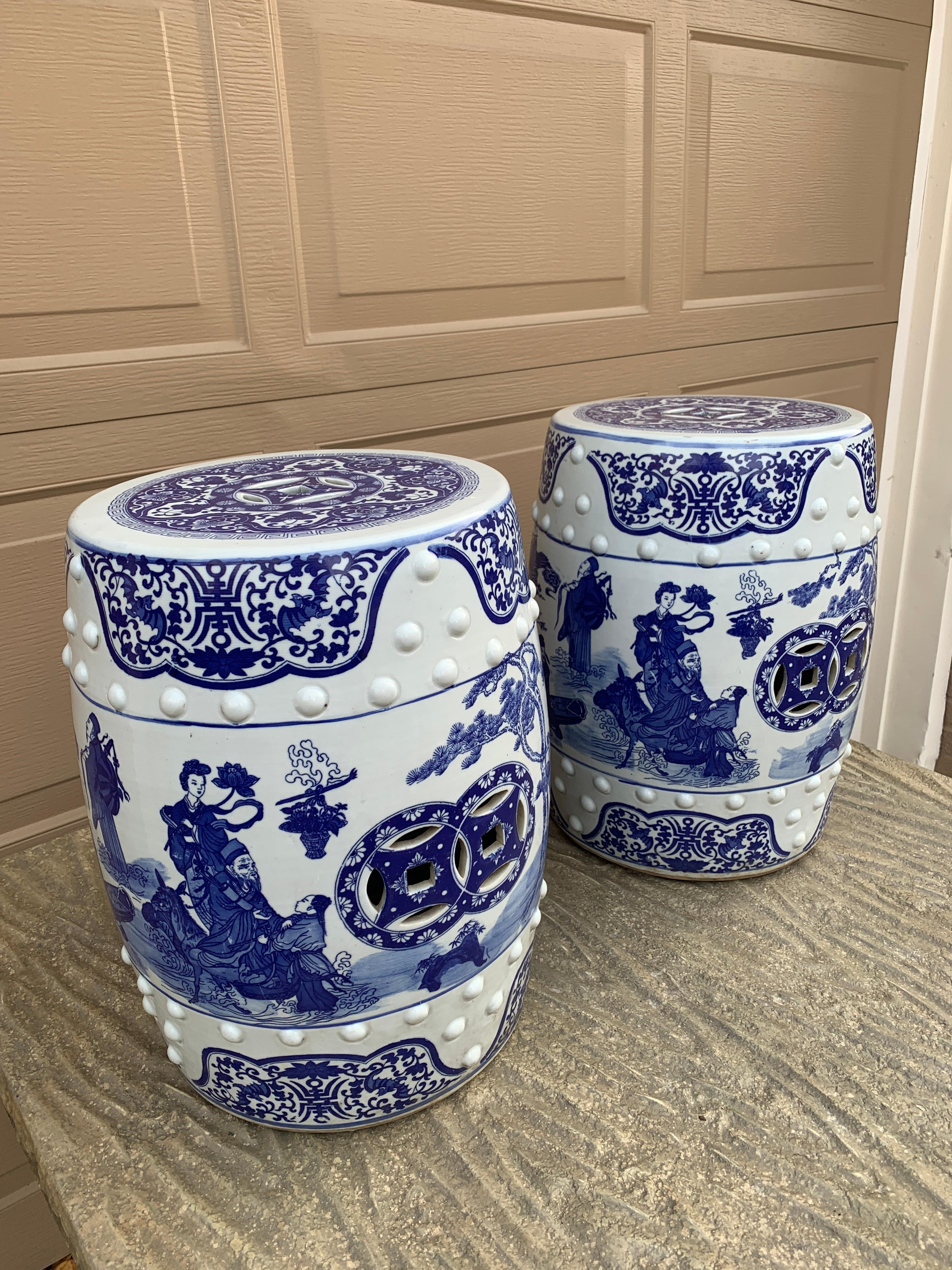 Pareja de Taburetes o Mesas Auxiliares de Porcelana Chinoiserie Azul y Blanca siglo XX