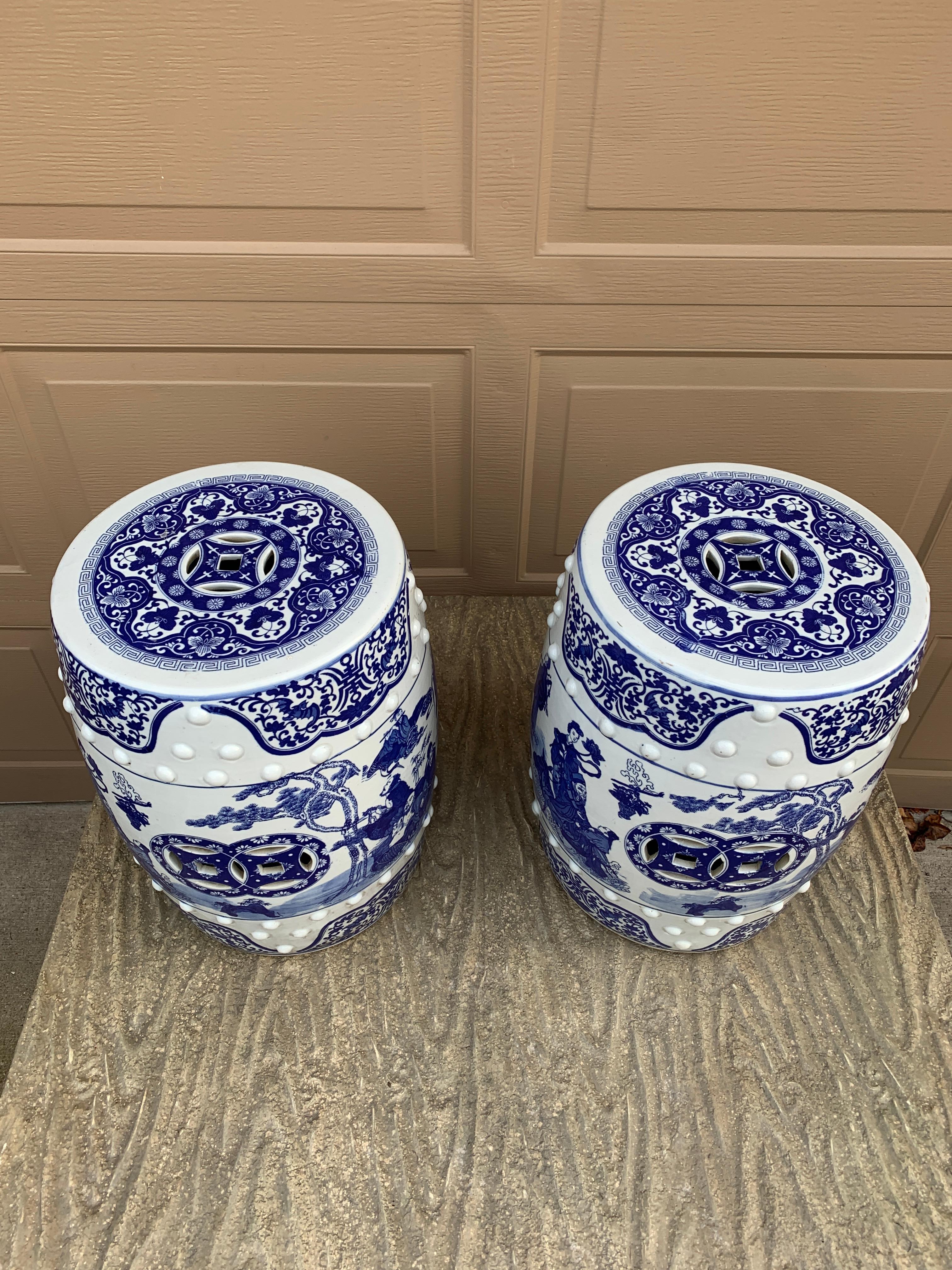 Pareja de Taburetes o Mesas Auxiliares de Porcelana Chinoiserie Azul y Blanca 1