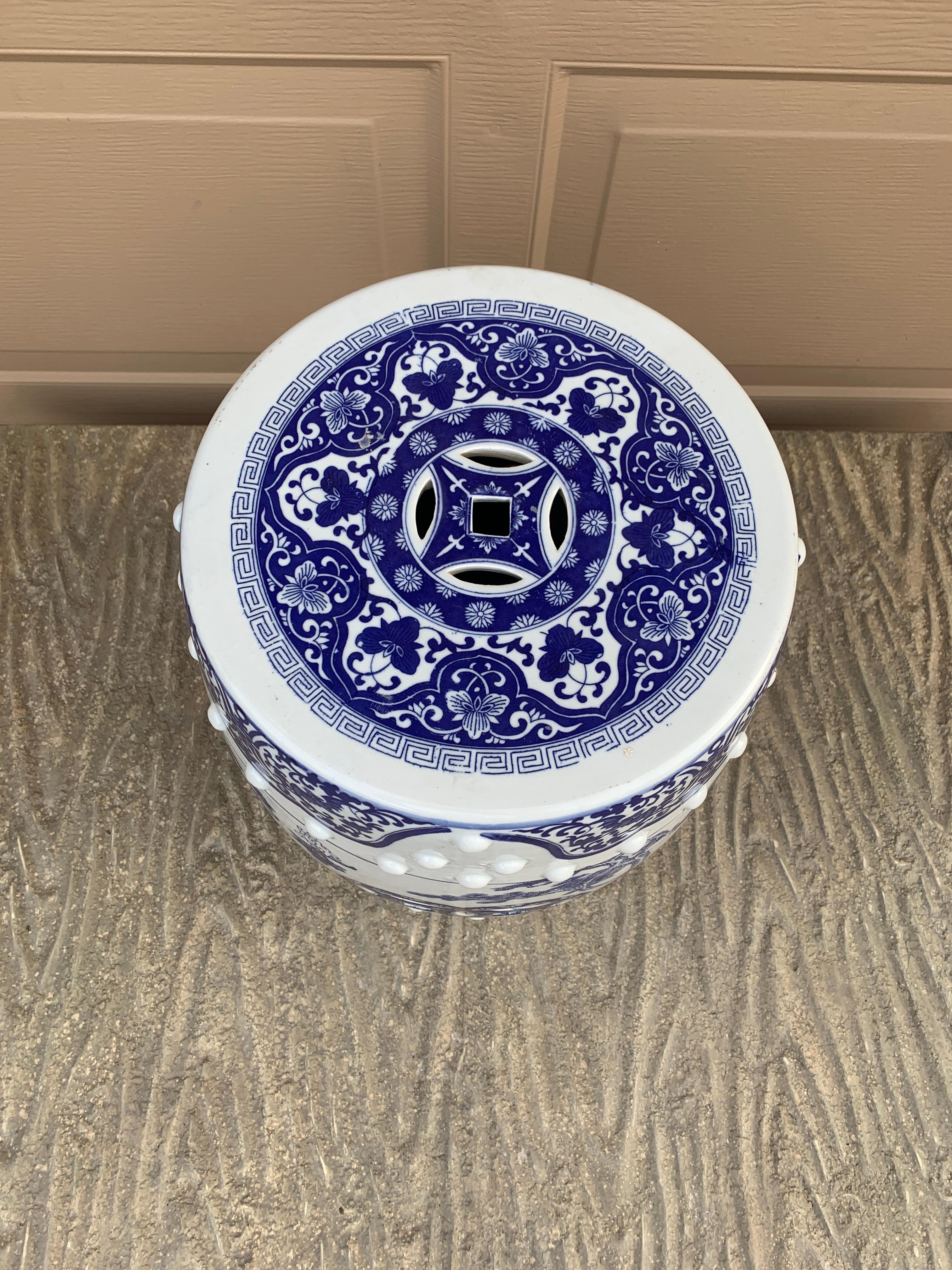 Pareja de Taburetes o Mesas Auxiliares de Porcelana Chinoiserie Azul y Blanca 5