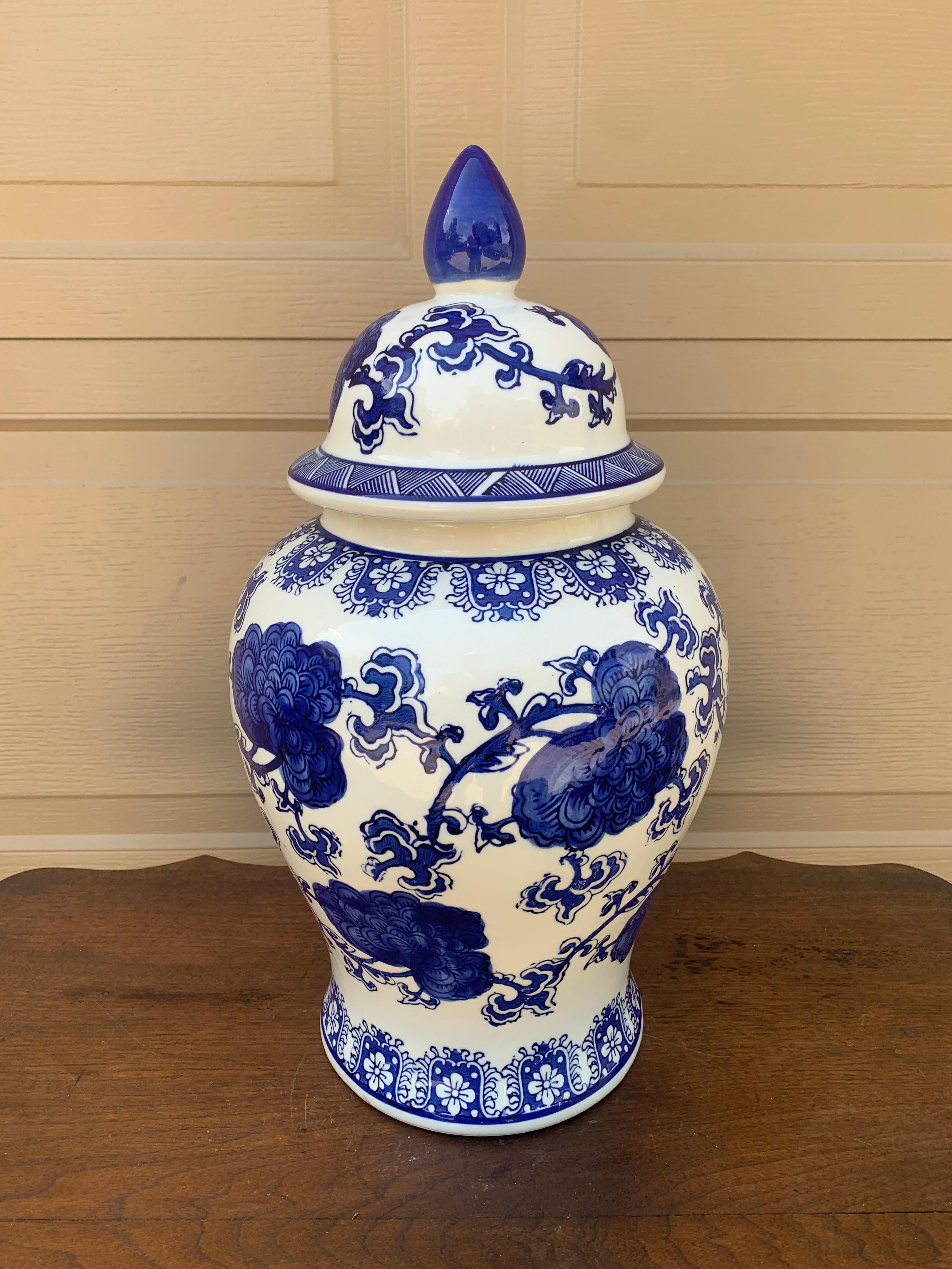 Vasetto di zenzero in porcellana bianca e blu Chinoiserie in vendita 3