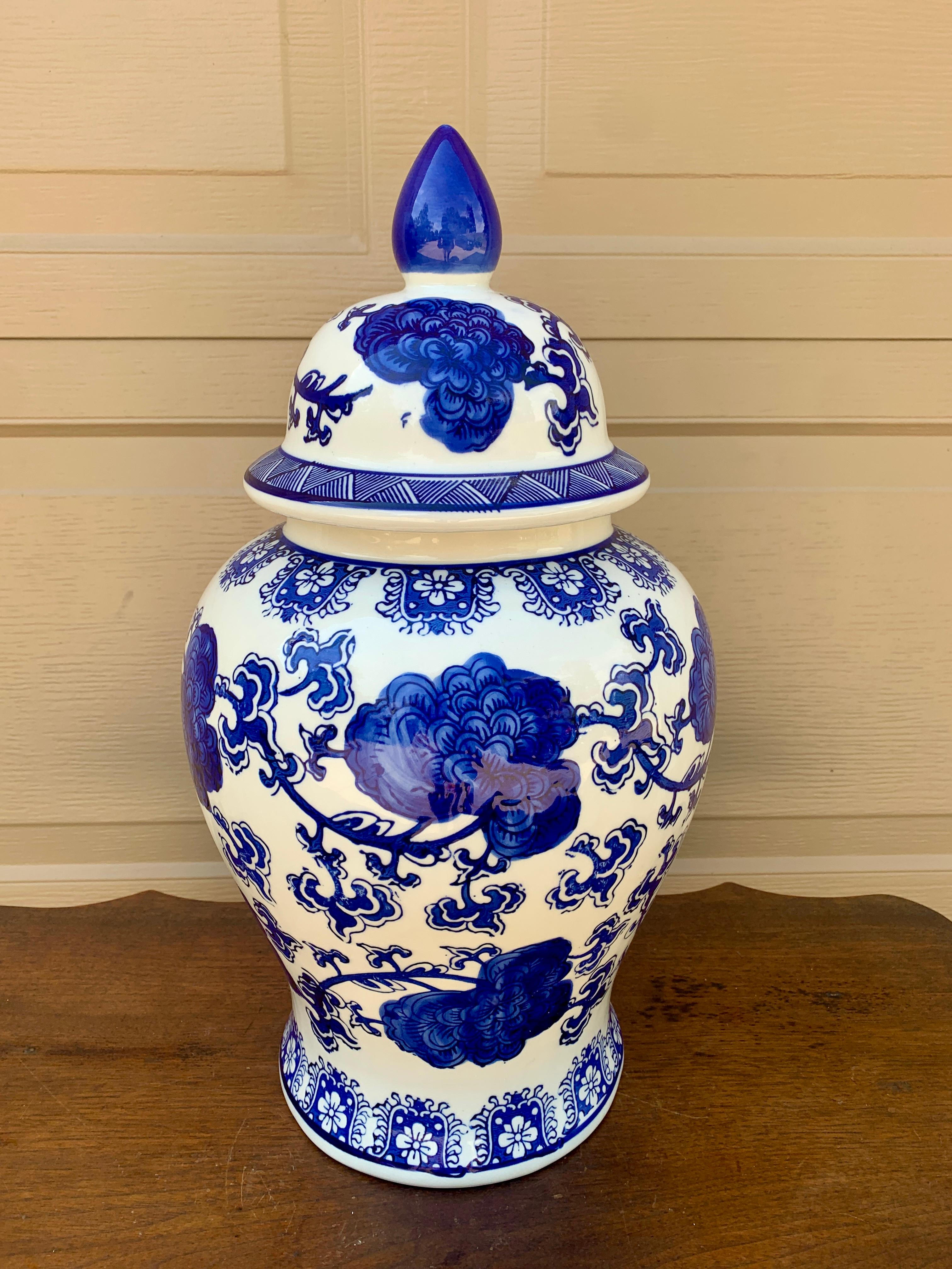 Un bellissimo grande barattolo di zenzero rivestito in porcellana blu e bianca Chinoiserie

Cina, fine del XX secolo

Misure: 10ʺW × 10ʺD × 18,5ʺH.

Condizioni vintage molto buone.