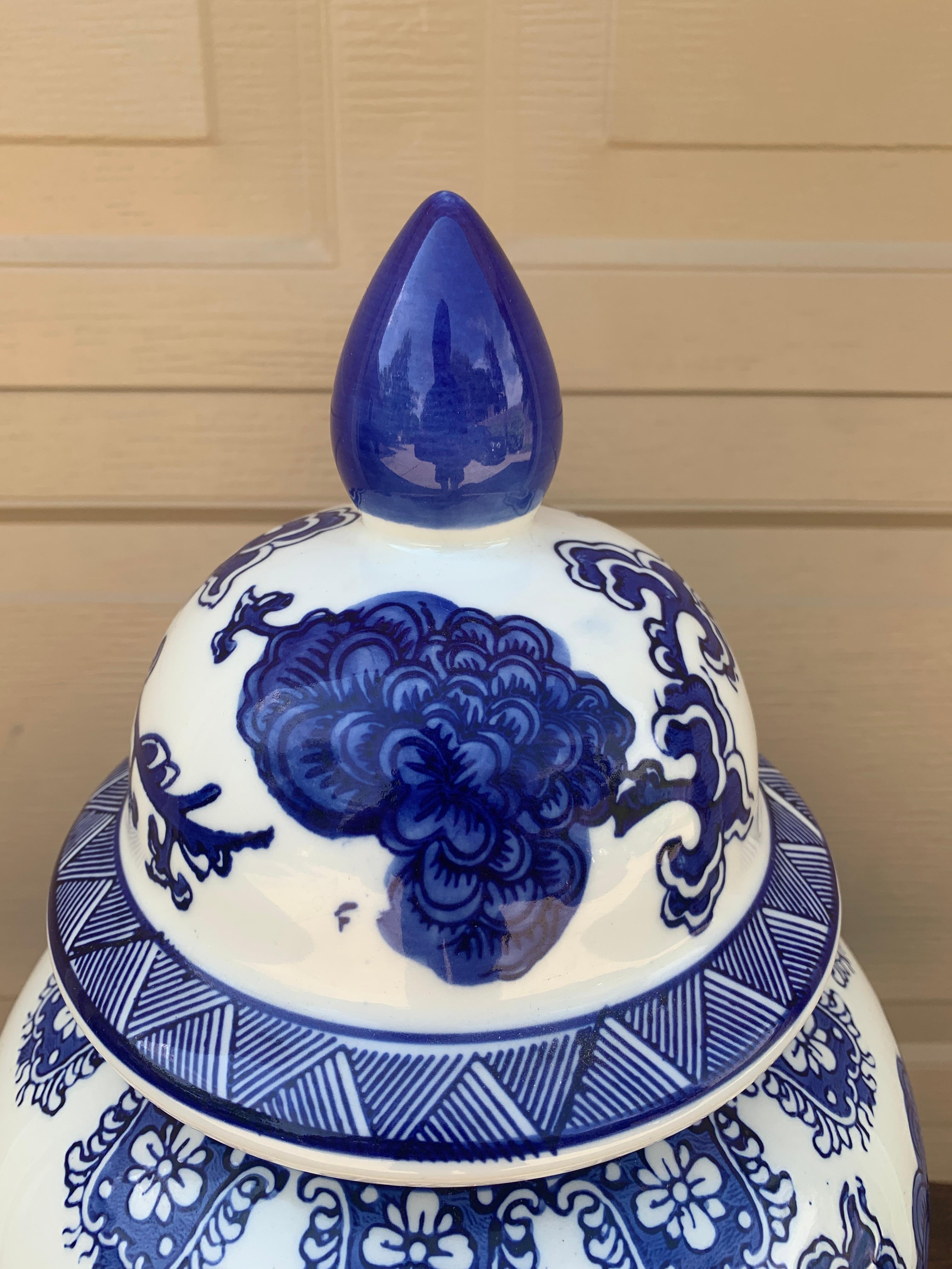 XX secolo Vasetto di zenzero in porcellana bianca e blu Chinoiserie in vendita