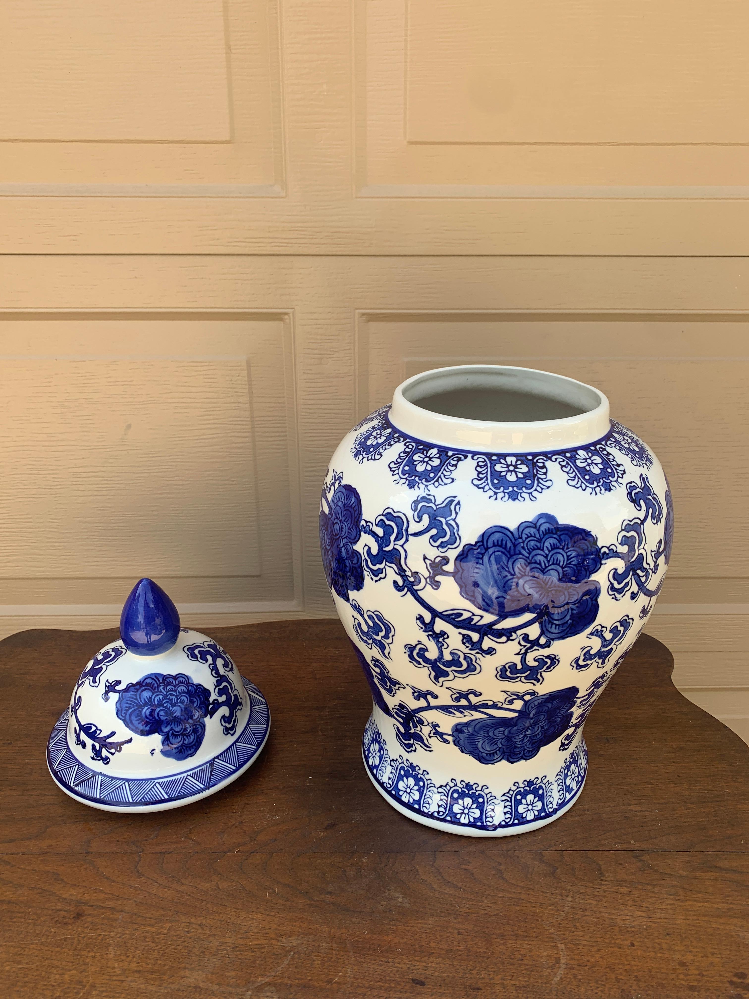 Vasetto di zenzero in porcellana bianca e blu Chinoiserie in vendita 1