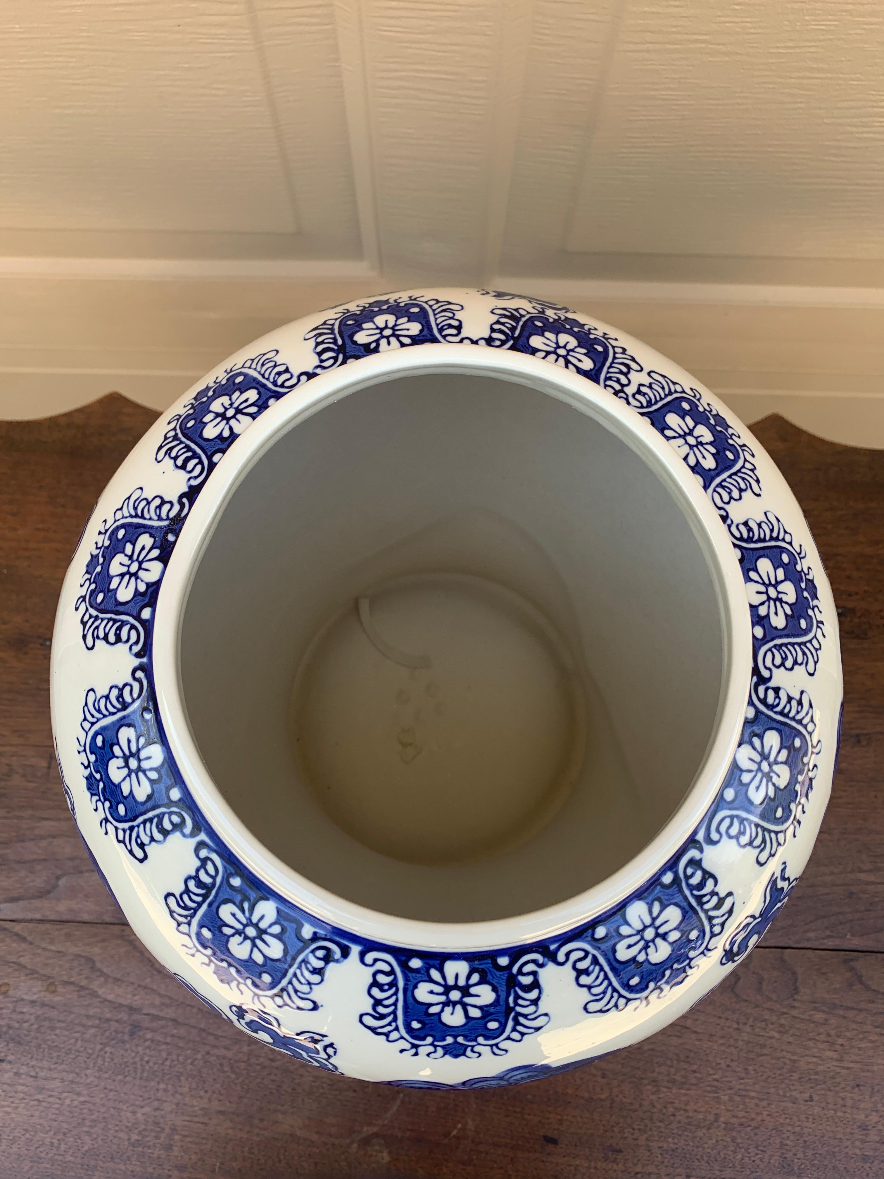 Vasetto di zenzero in porcellana bianca e blu Chinoiserie in vendita 2