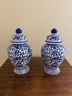 Pareja de jarras de jengibre de porcelana azul y blanca Chinoiserie