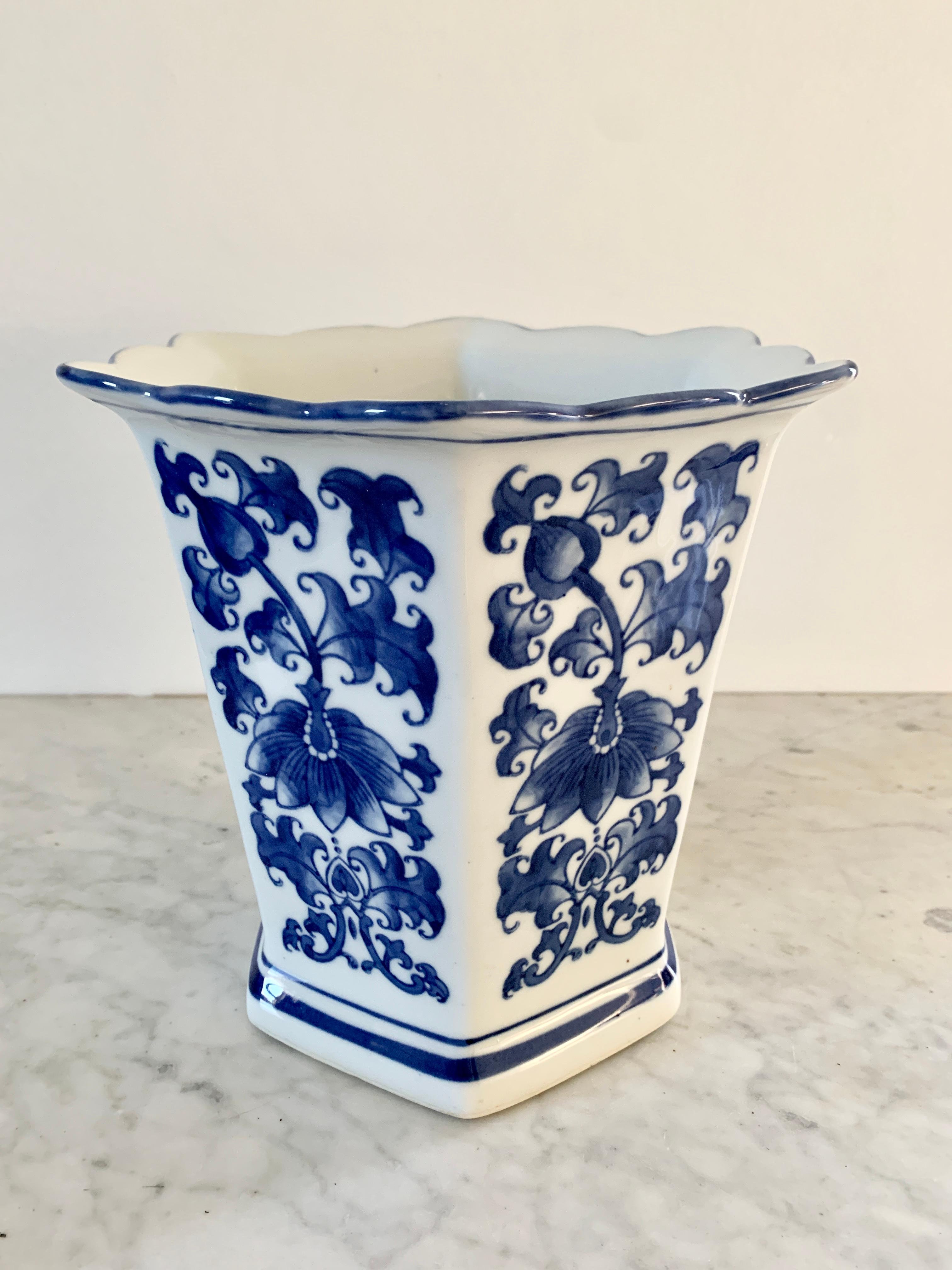 Chinoiserie Blue and White Porcelain Hexagonal Vases, Pair For Sale 2