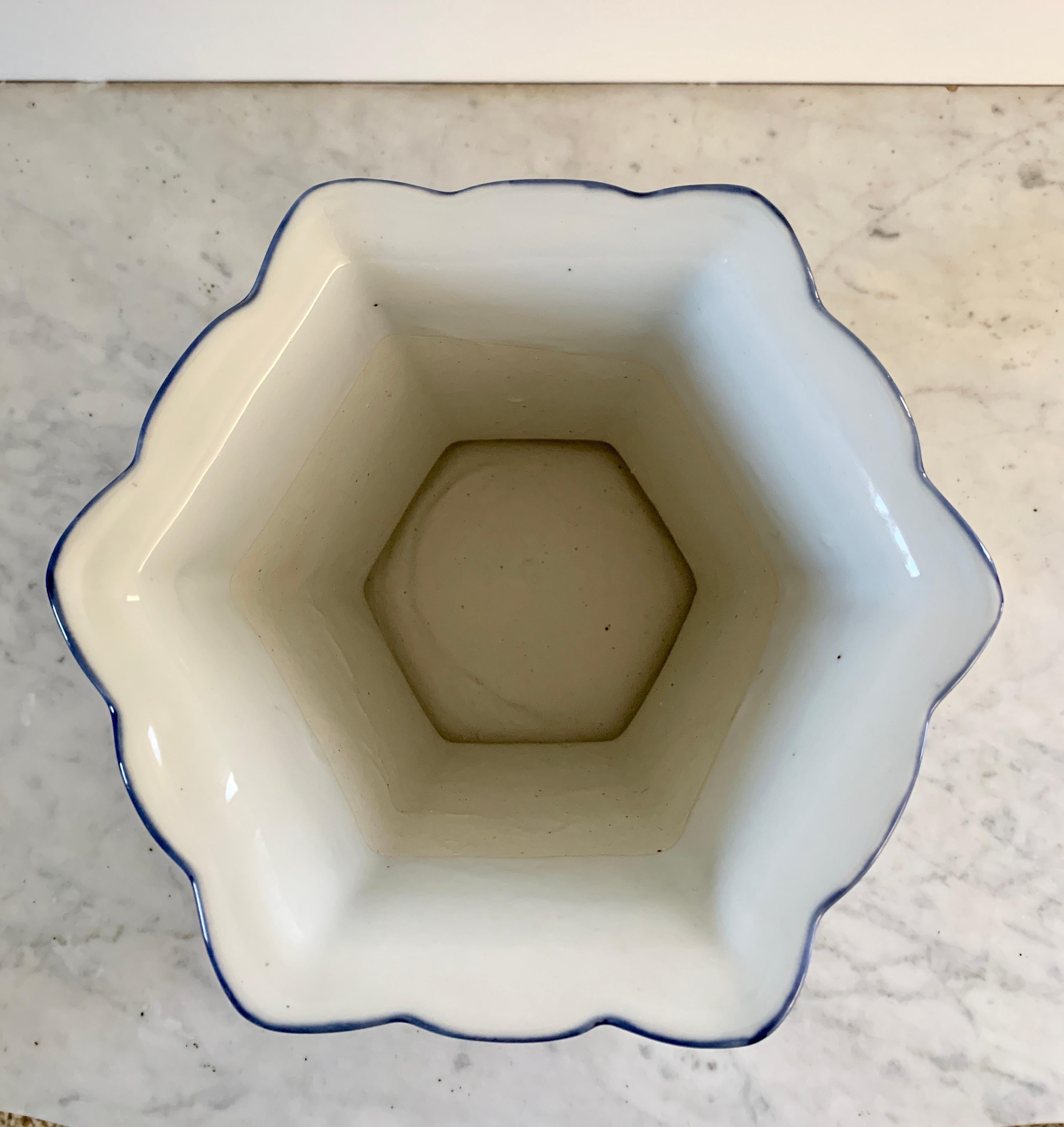 Chinoiserie Blue and White Porcelain Hexagonal Vases, Pair For Sale 3