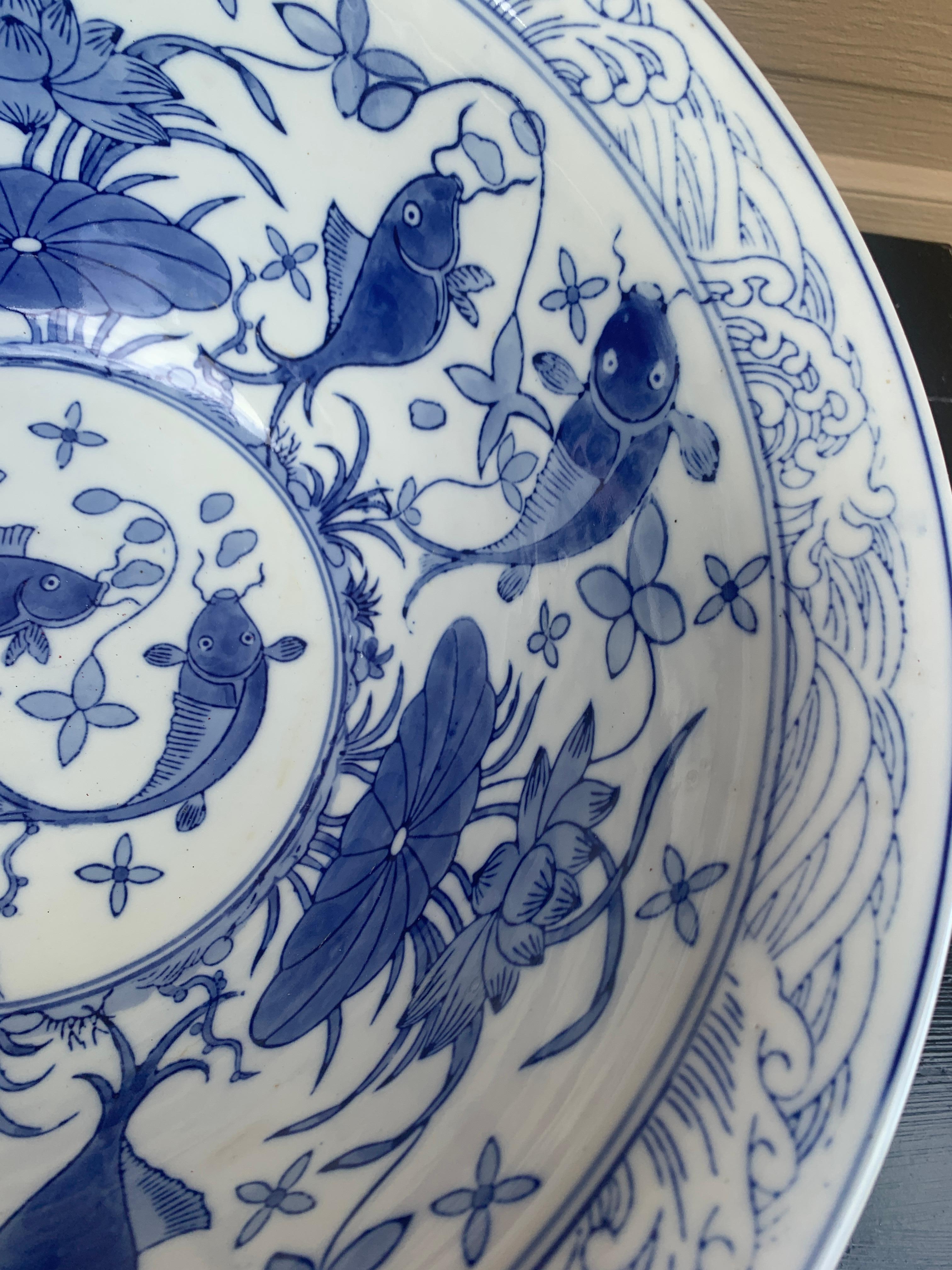 Grand bol décoratif ou jardinière en porcelaine bleu et blanc de Chinoiserie en vente 4