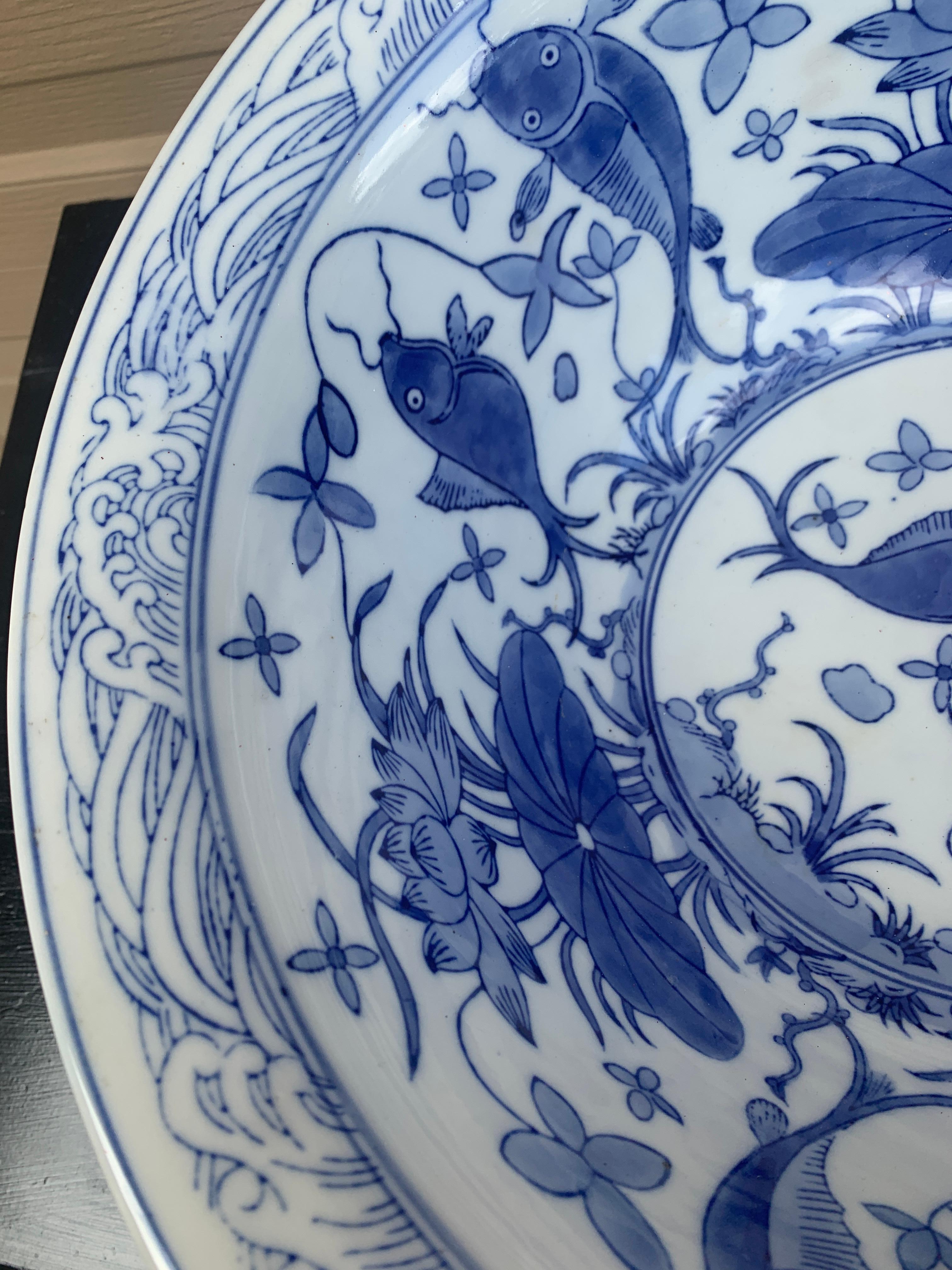 Grand bol décoratif ou jardinière en porcelaine bleu et blanc de Chinoiserie en vente 5