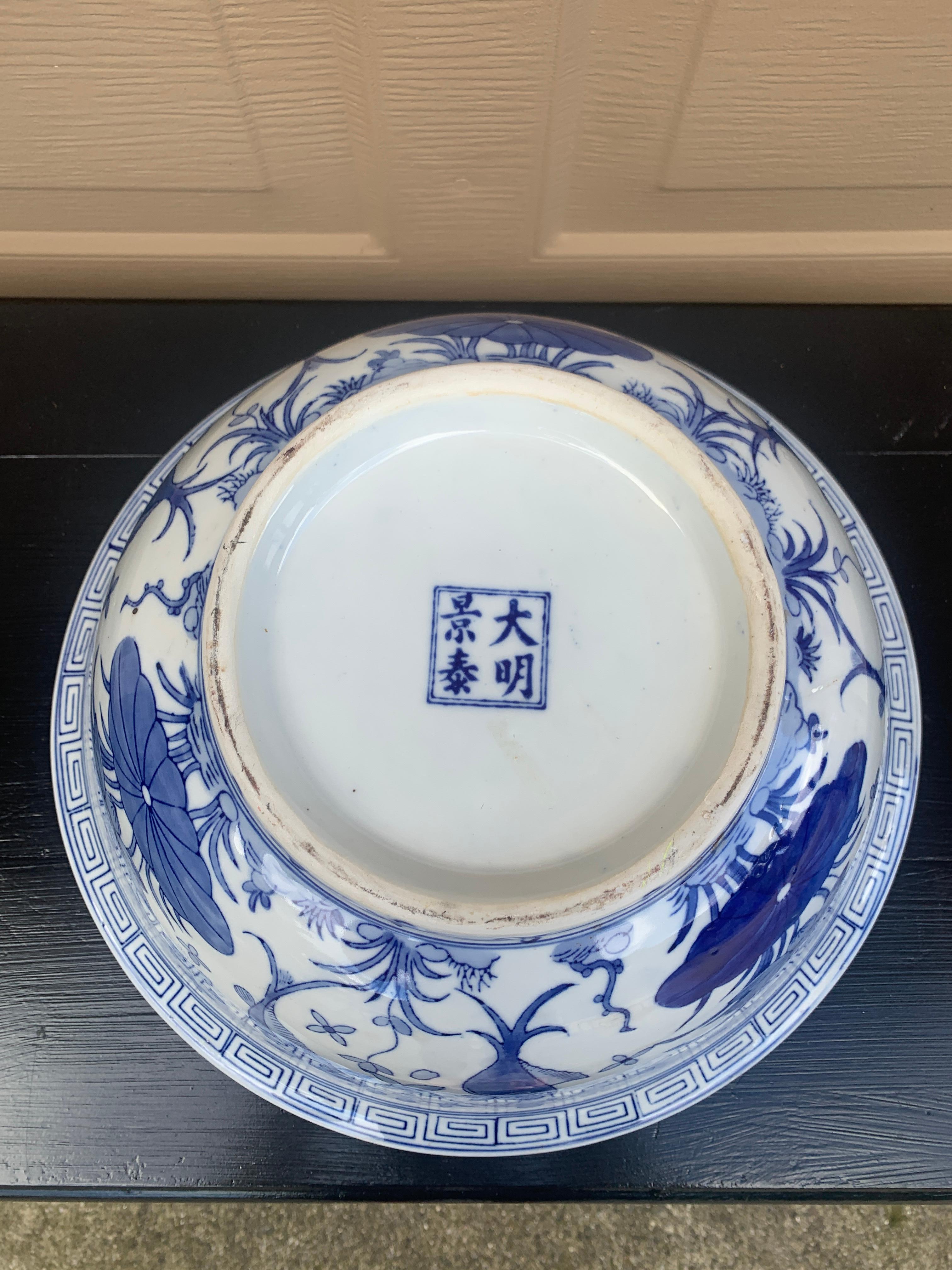 Grand bol décoratif ou jardinière en porcelaine bleu et blanc de Chinoiserie en vente 8