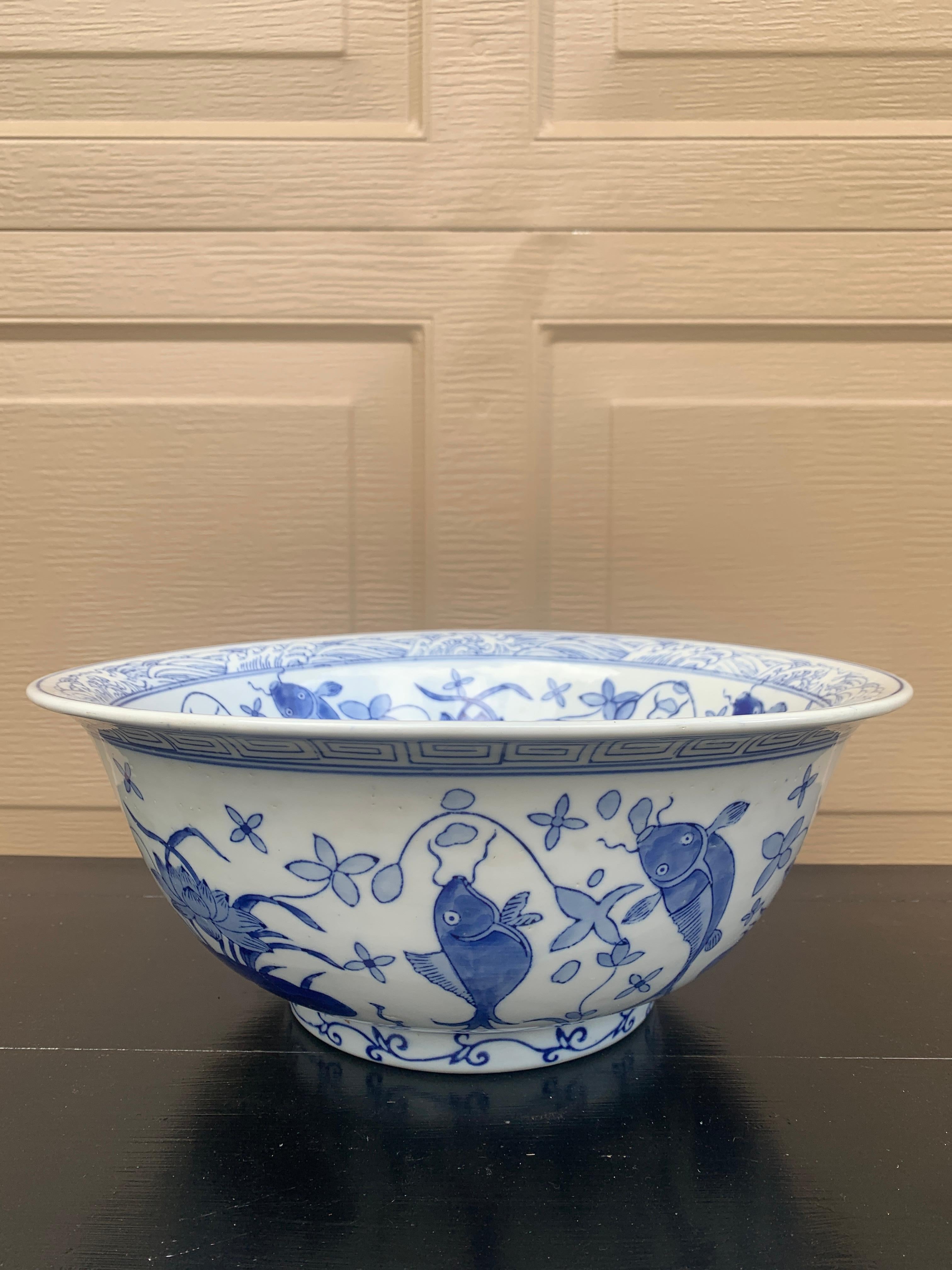 Chinoiseries Grand bol décoratif ou jardinière en porcelaine bleu et blanc de Chinoiserie en vente