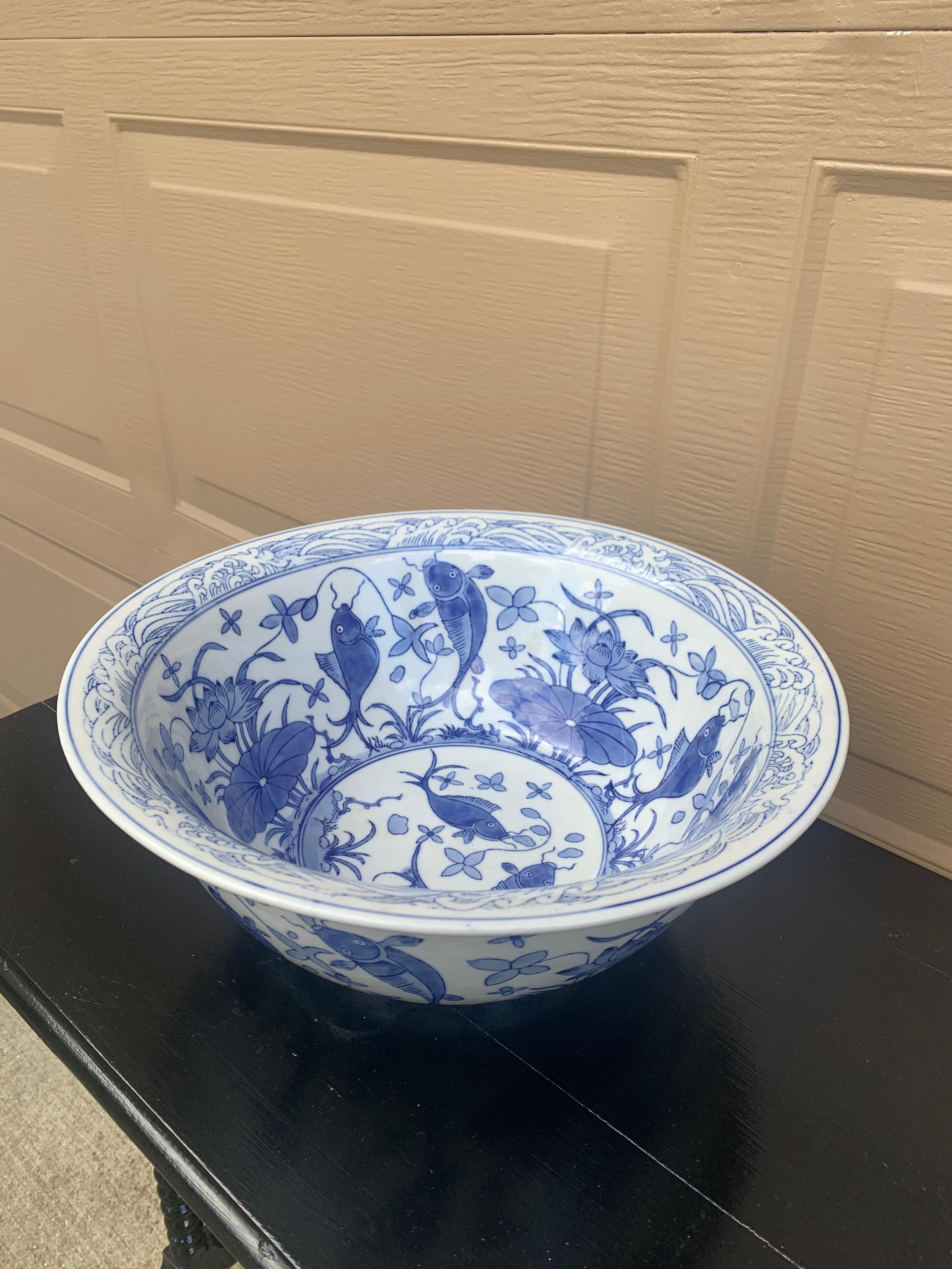Grand bol décoratif ou jardinière en porcelaine bleu et blanc de Chinoiserie Bon état - En vente à Elkhart, IN