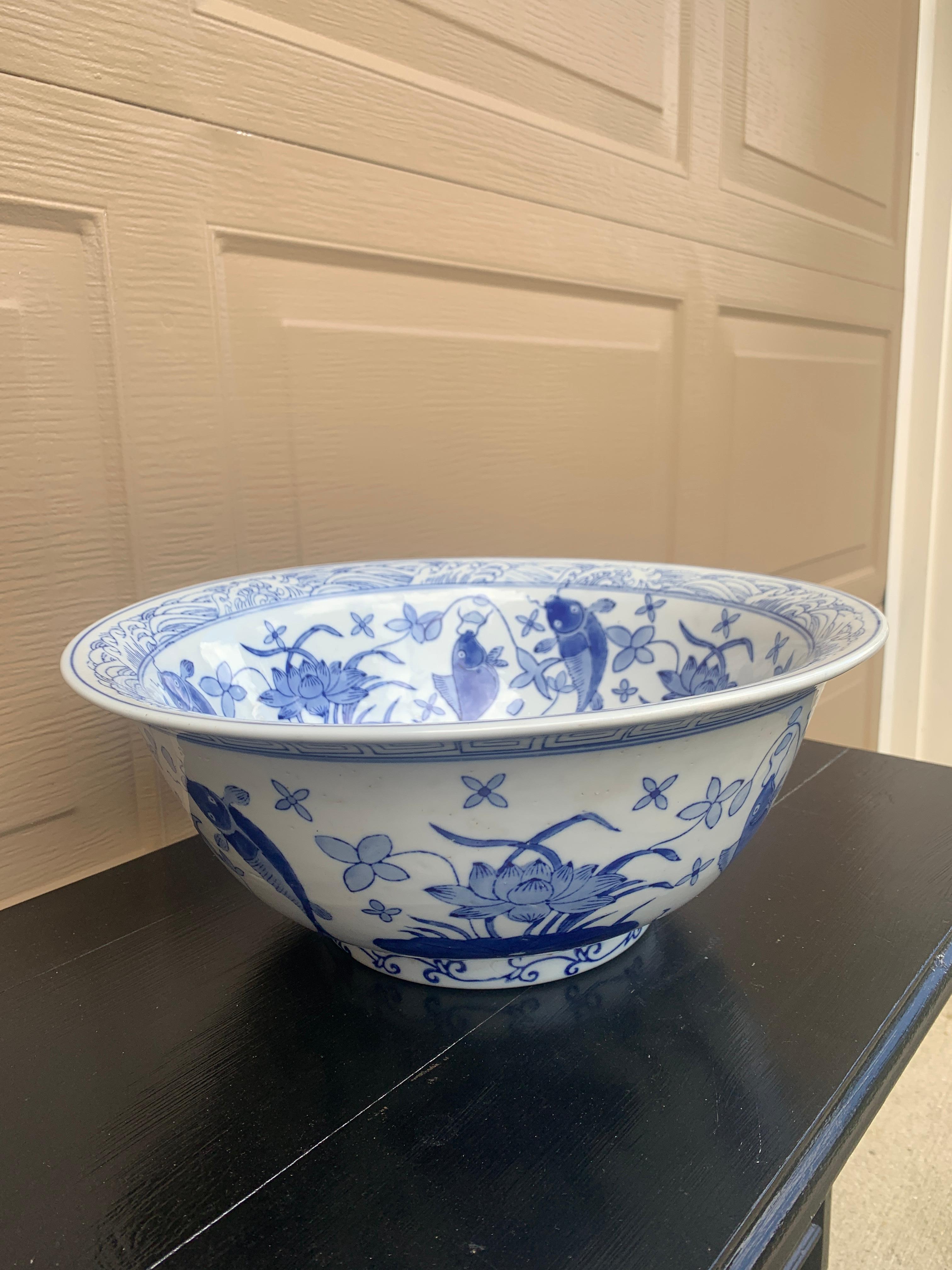 Grand bol décoratif ou jardinière en porcelaine bleu et blanc de Chinoiserie en vente 1