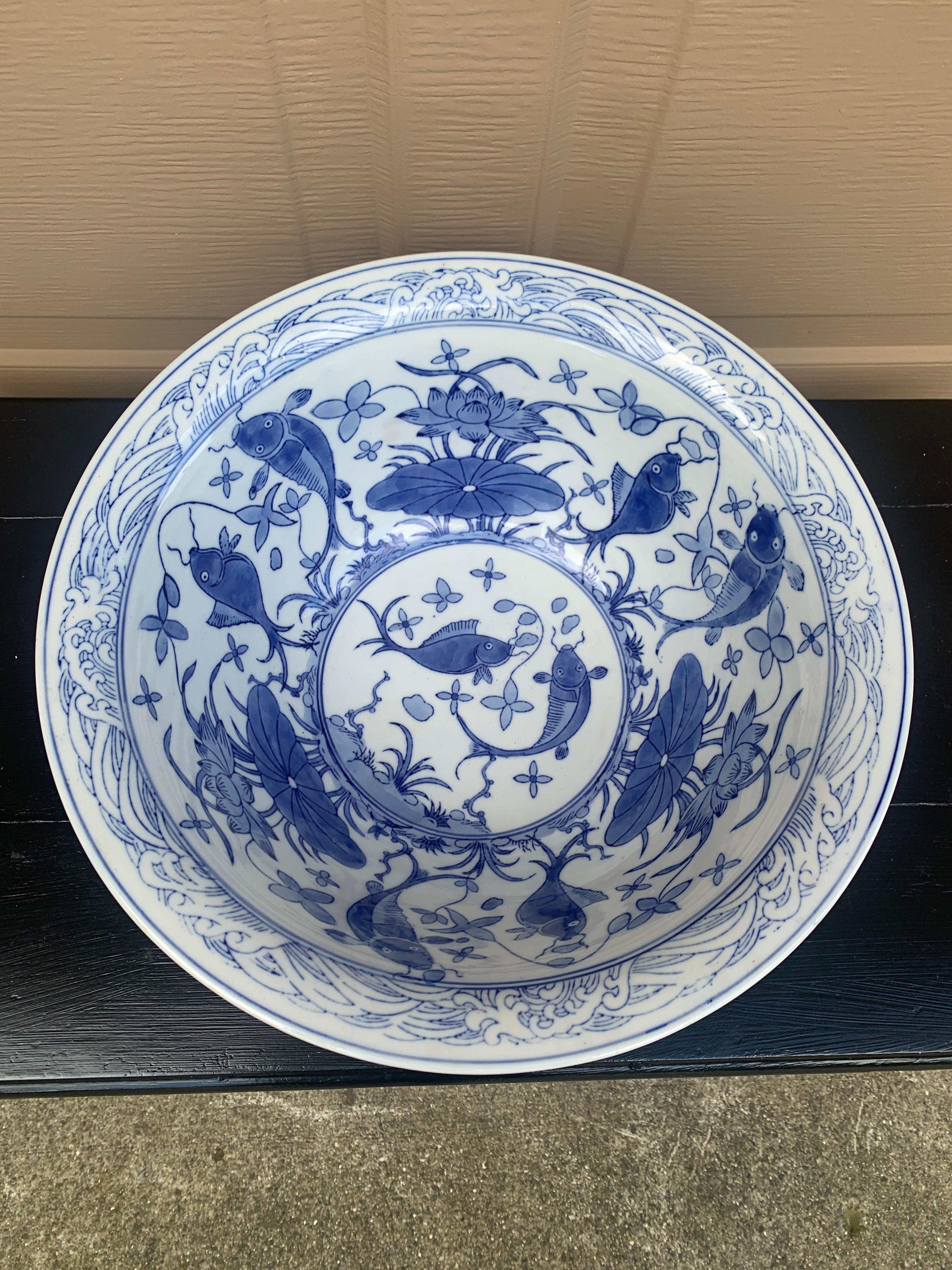 Grand bol décoratif ou jardinière en porcelaine bleu et blanc de Chinoiserie en vente 2
