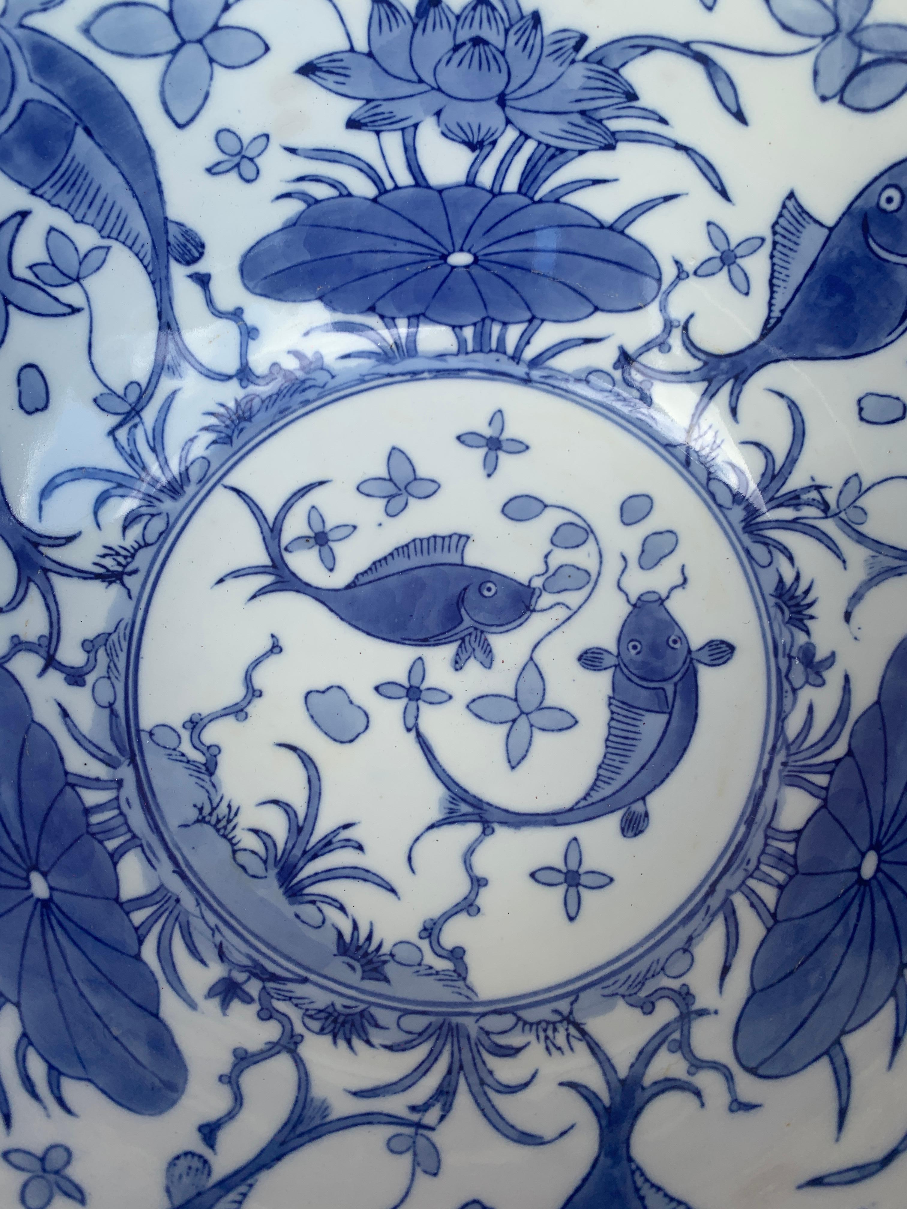Grand bol décoratif ou jardinière en porcelaine bleu et blanc de Chinoiserie en vente 3