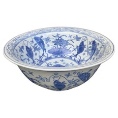 Grand bol décoratif ou jardinière en porcelaine bleu et blanc de Chinoiserie