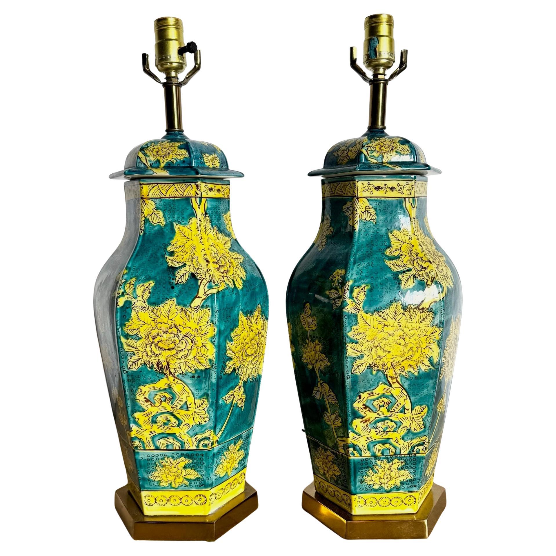 Paire de lampes de table en porcelaine bleue et jaune de Chinoiserie en vente