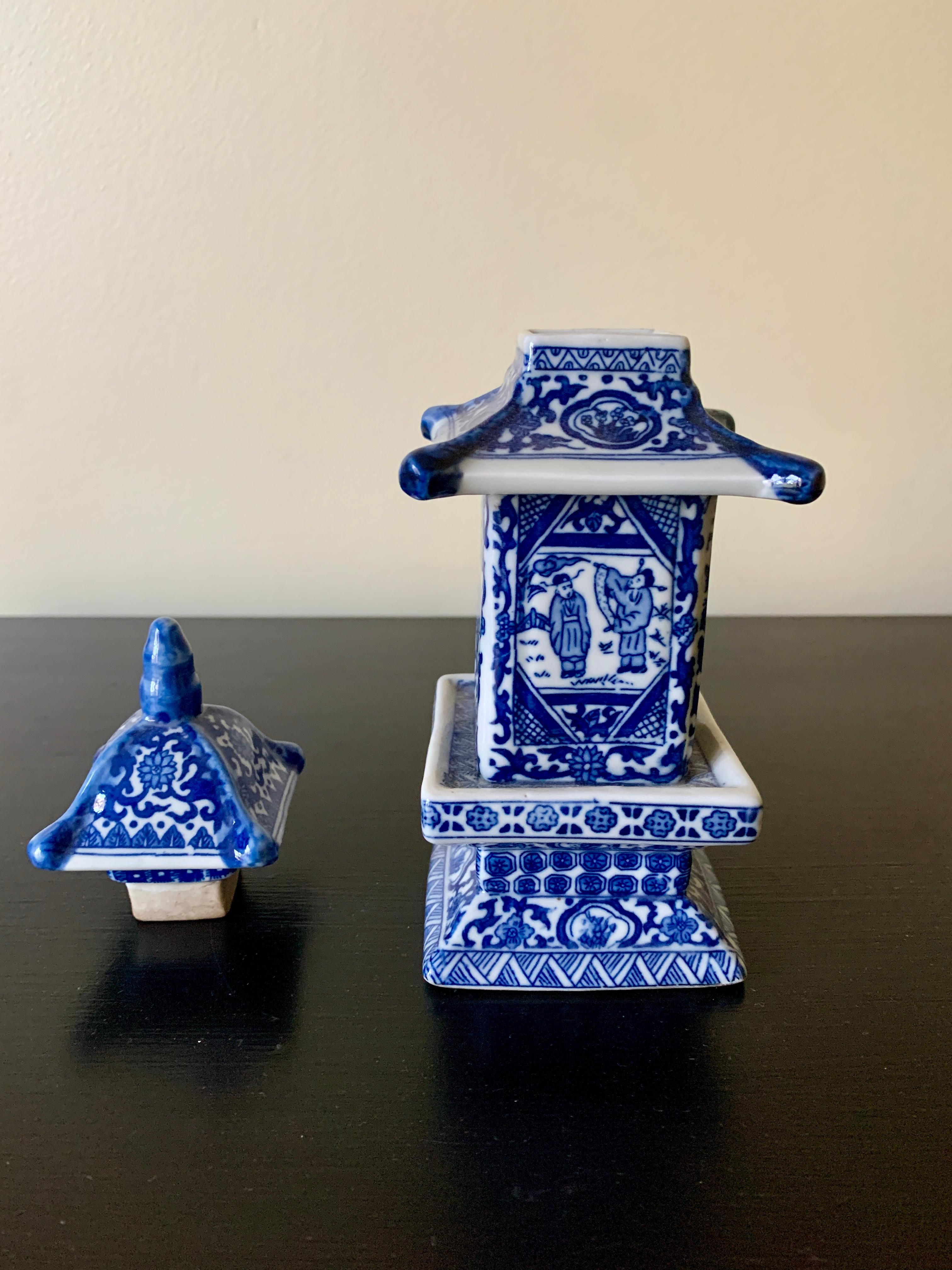 Chinoiserie Blue & White Porcelain Pagoda Jar For Sale 5