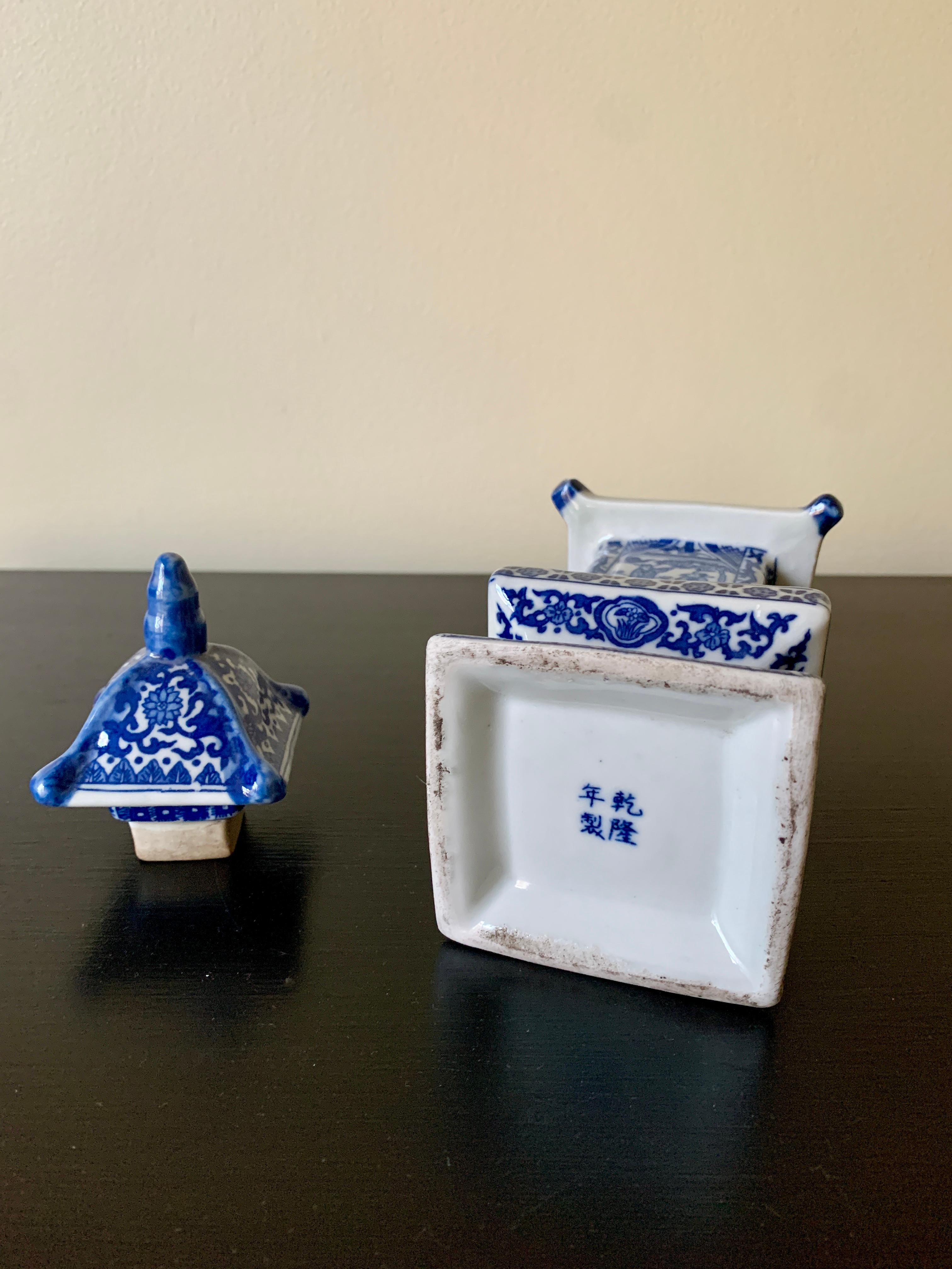 Chinoiserie Blue & White Porcelain Pagoda Jar For Sale 6
