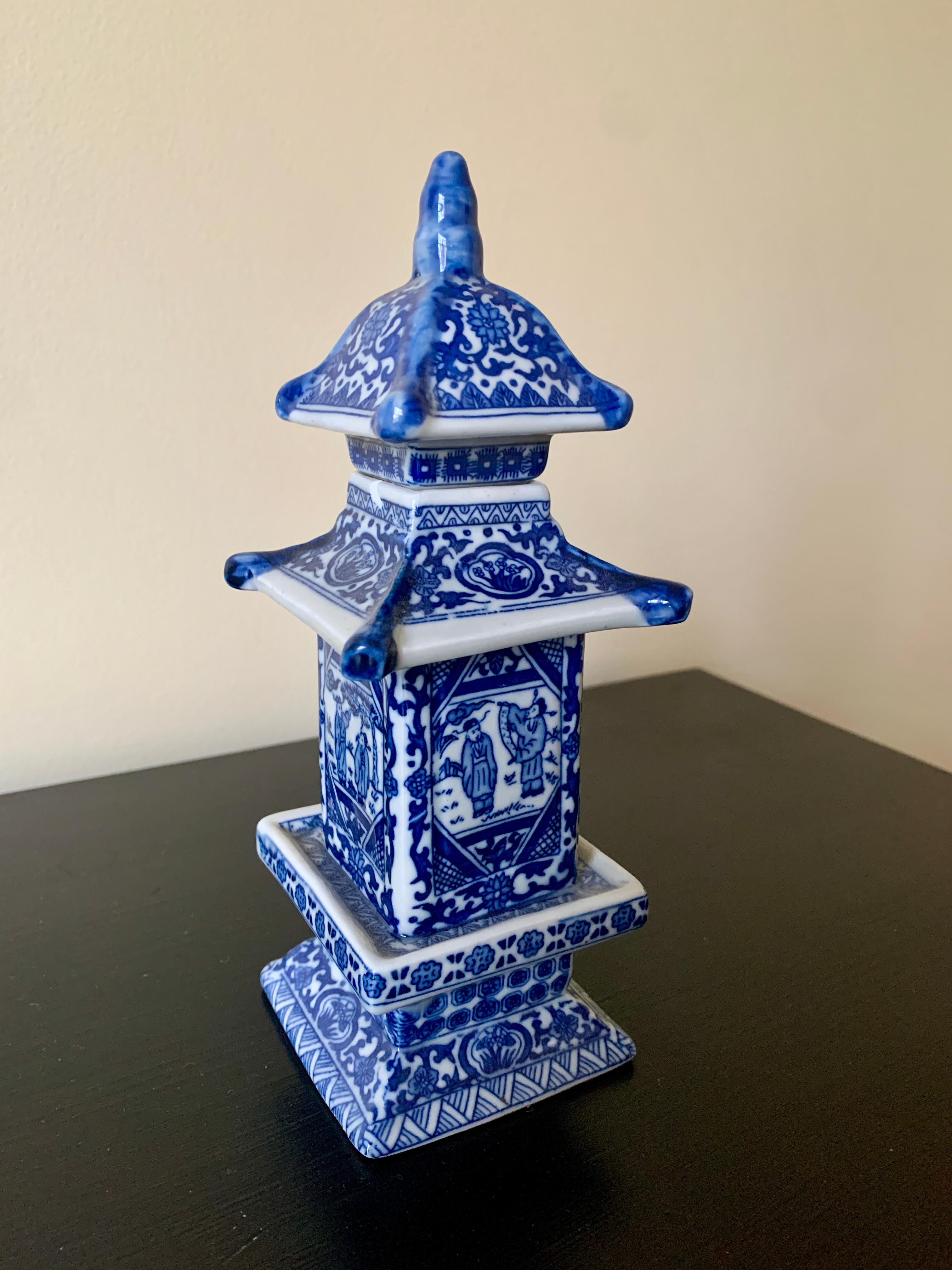 Chinoiserie Blue & White Porcelain Pagoda Jar In Good Condition For Sale In Elkhart, IN