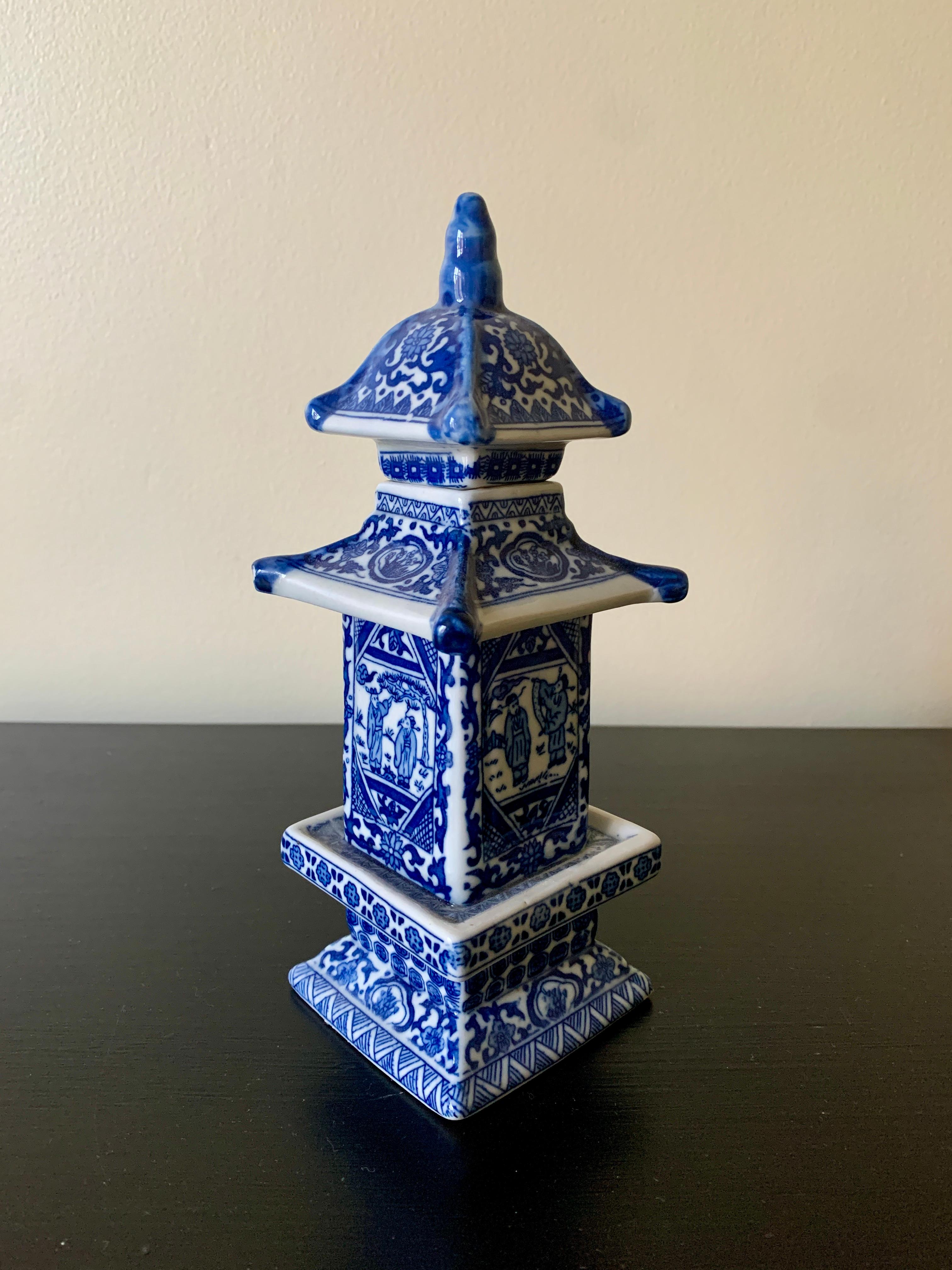 Chinoiserie Blue & White Porcelain Pagoda Jar For Sale 1
