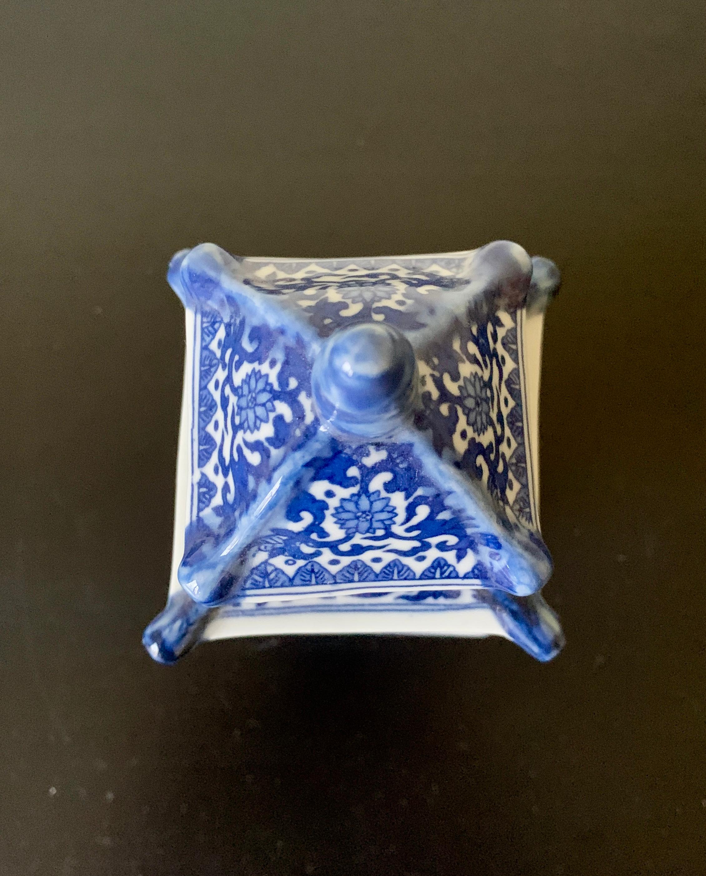 Jarre à pagode en porcelaine bleue et blanche de Chinoiserie en vente 2