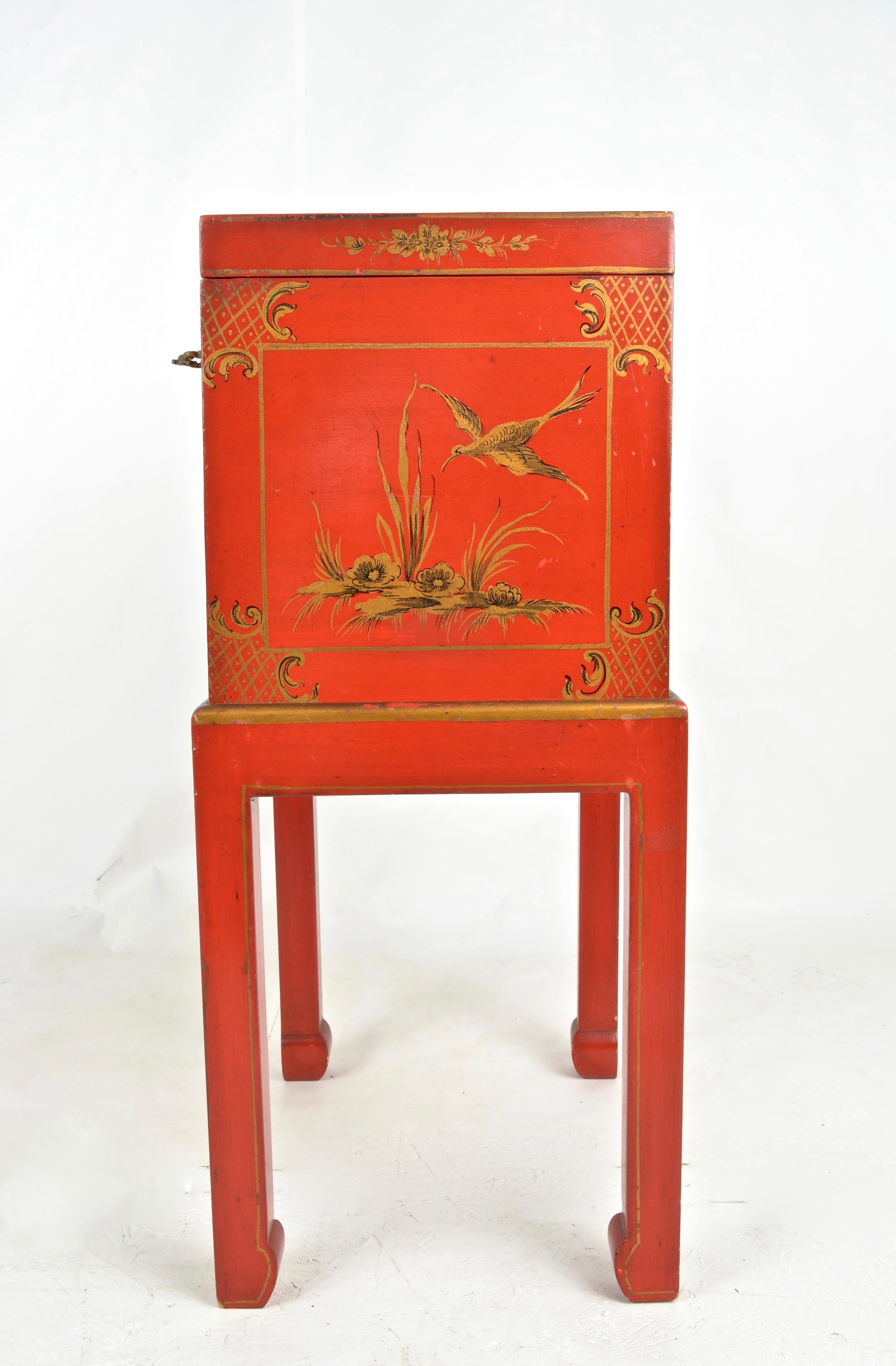 Chinoiserie Box on Stand In Good Condition In Norwalk, CT