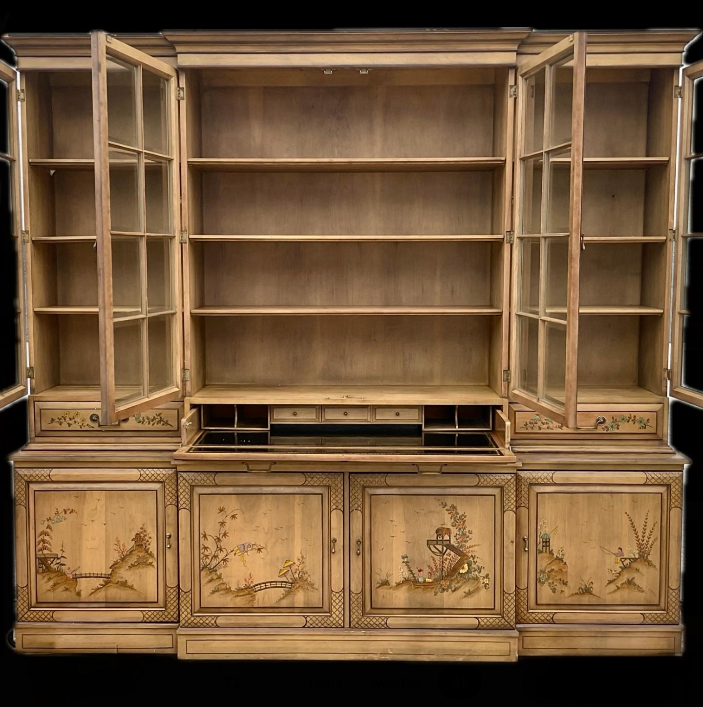 Gran Escala Union National Chinoiserie Breakfront China Gabinete Librería. Pintado a mano y firmado por el artista. Union National era una prestigiosa empresa de muebles de alta gama de Jamestown, Nueva York, famosa por su meticulosa artesanía.