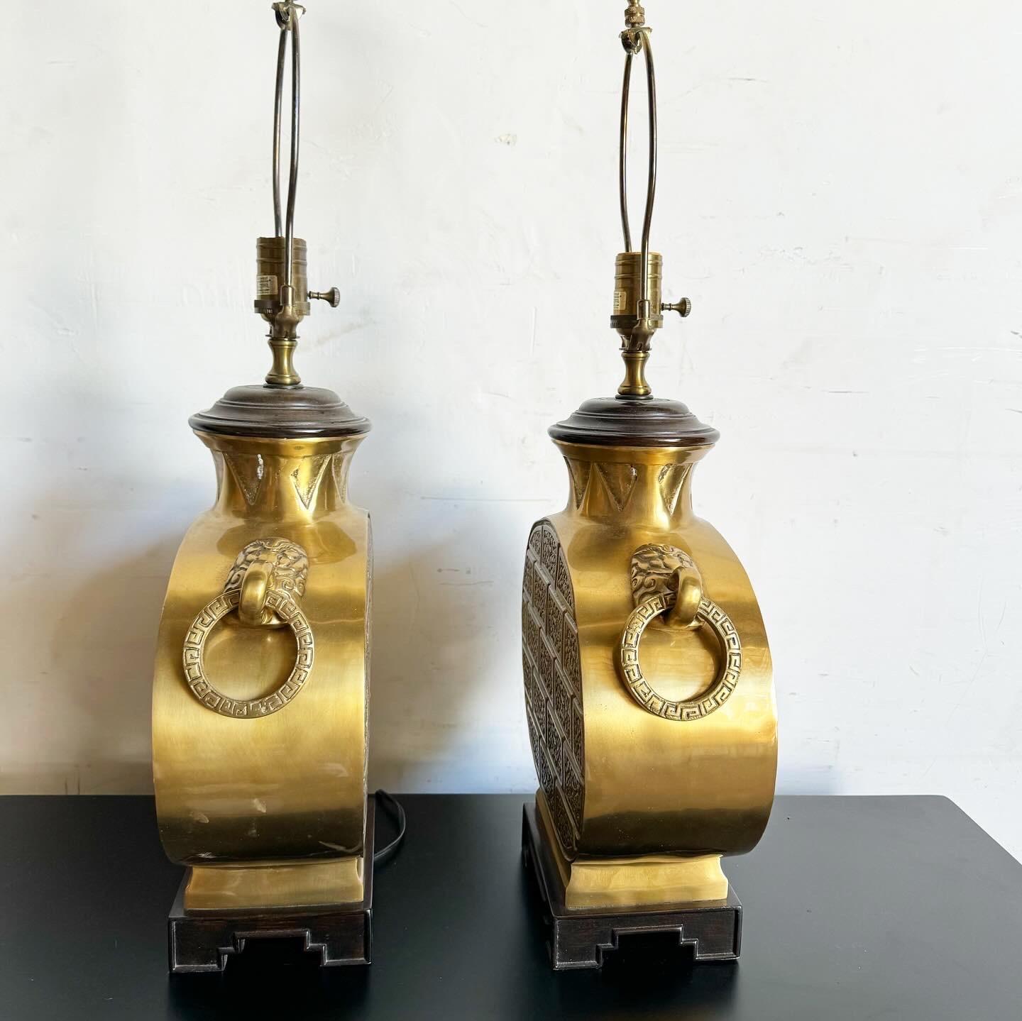 Inconnu Paire de lampes Kotel en laiton bulbeux de Chinoiserie en vente