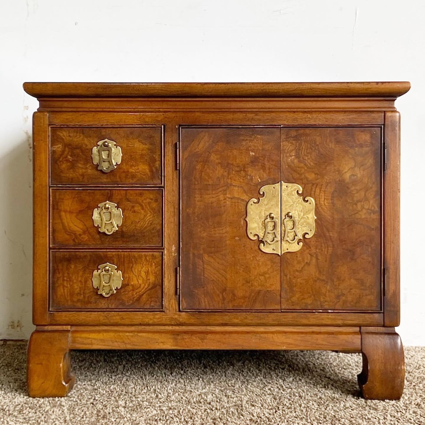 Der Chinoiserie-Nachttisch Burlwood Brass von Gordon'Äôs Furniture, ein Vintage-Schatz, der klassisches asiatisches Flair in Ihr Schlafzimmer bringt. Der aus Wurzelholz gefertigte und mit Messingelementen akzentuierte Nachttisch ist eine