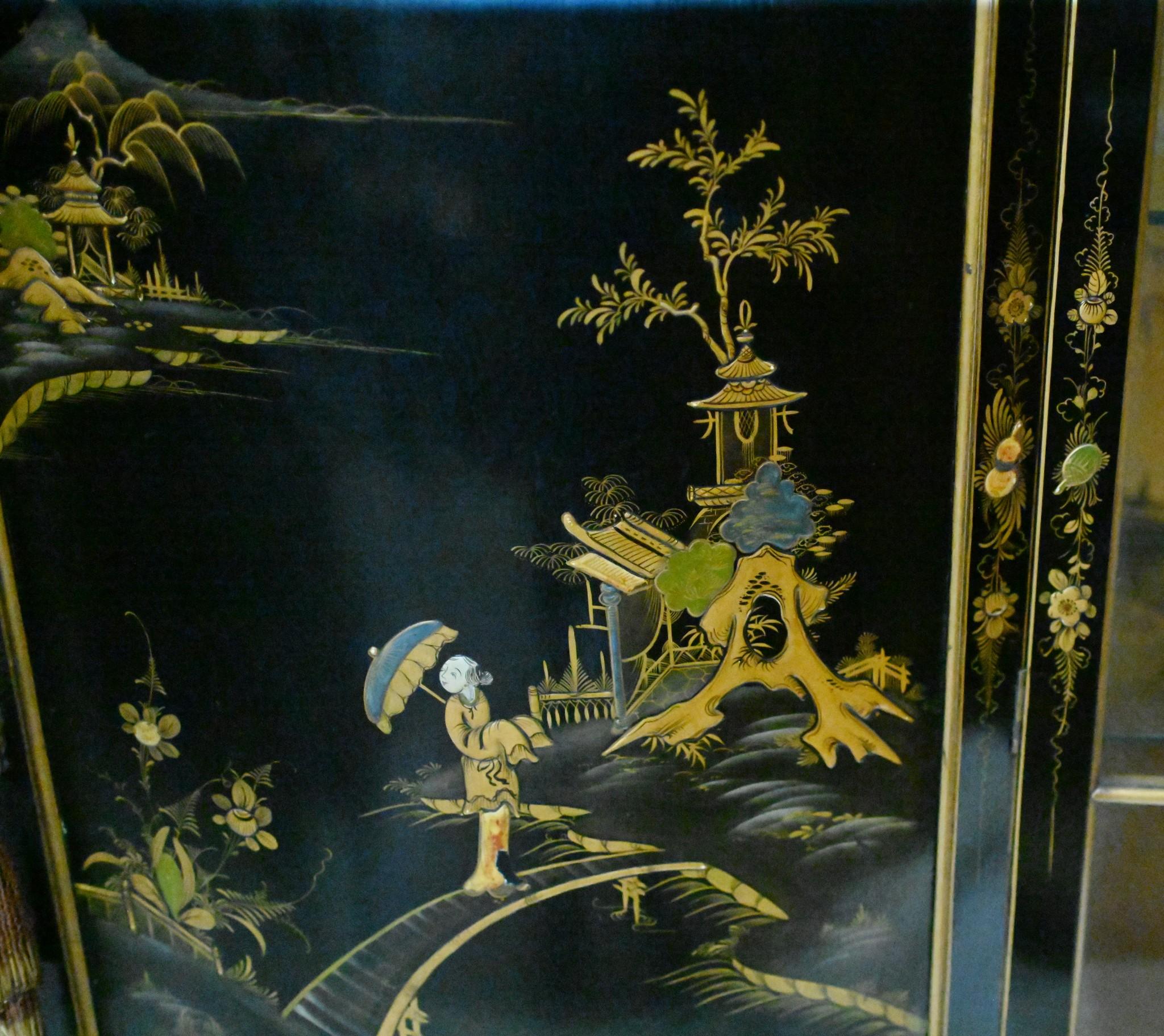 Chinoiserie Cabinet Lacquered by Hille Circa 1900 For Sale 4