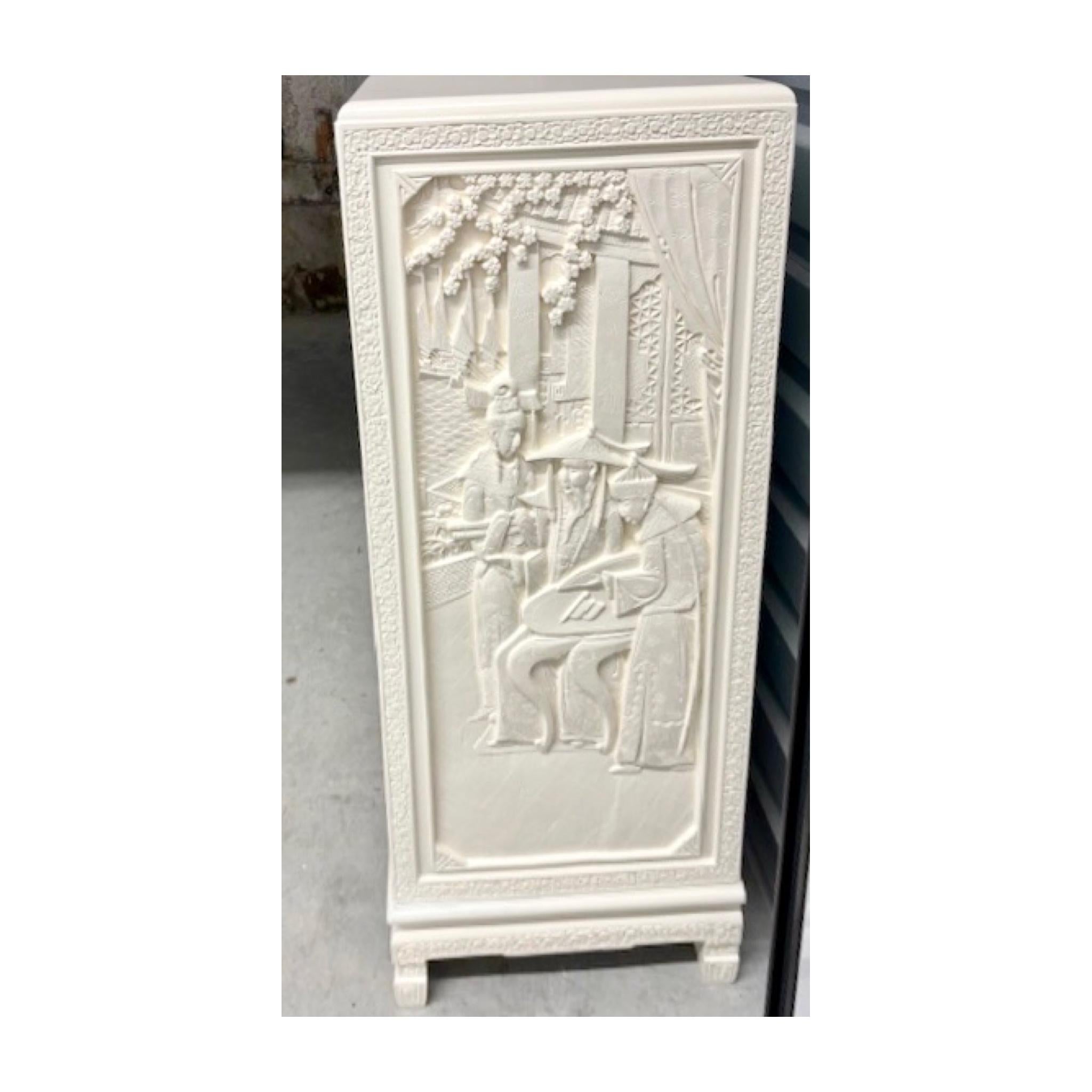 Meuble Chinoiserie avec tiroirs intérieurs en finition laquée ivoire frais en vente 6