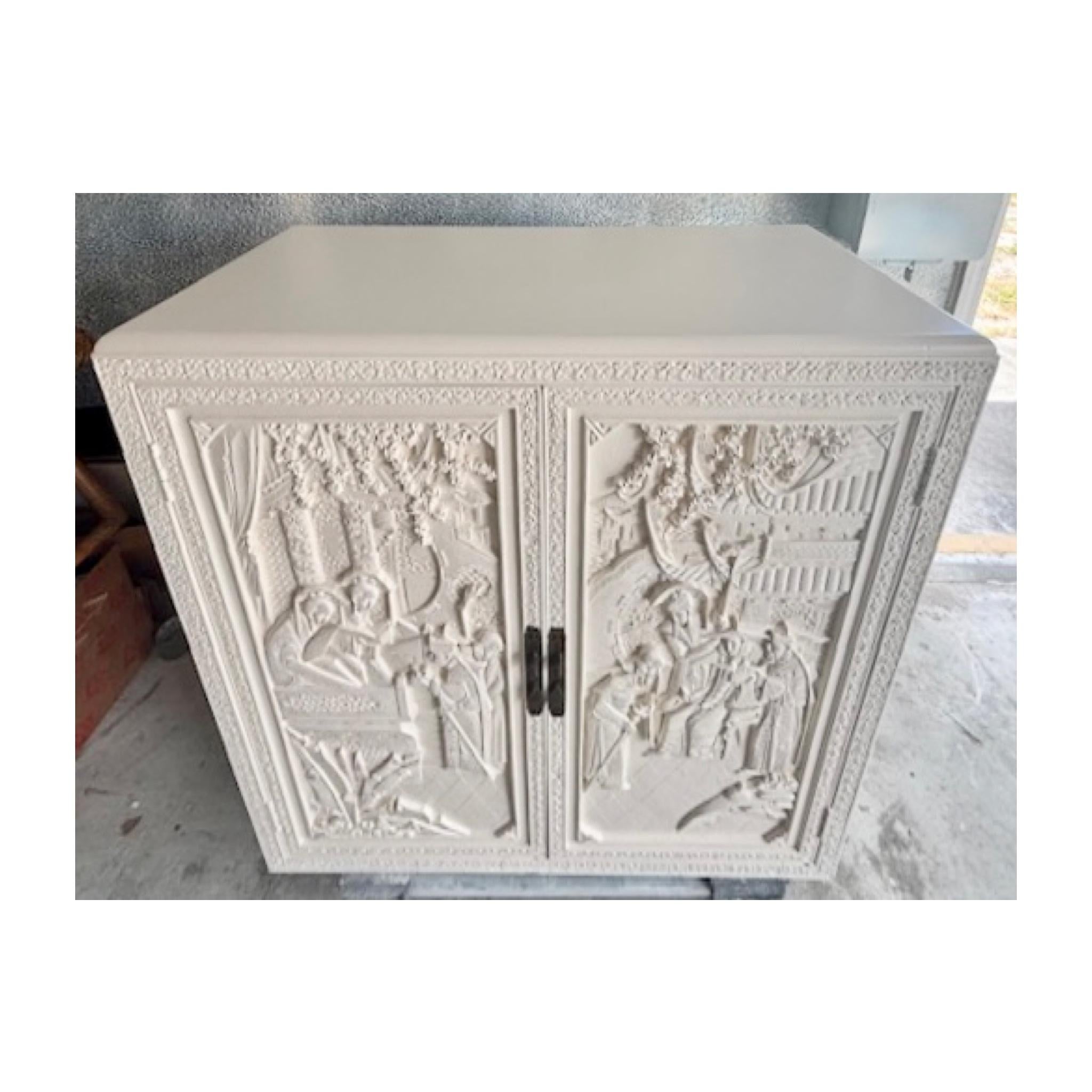 Meuble Chinoiserie avec tiroirs intérieurs en finition laquée ivoire frais Bon état - En vente �à Los Angeles, CA