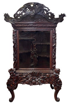 Vitrine en bois sculpté de Chinoiserie, vers 1880.