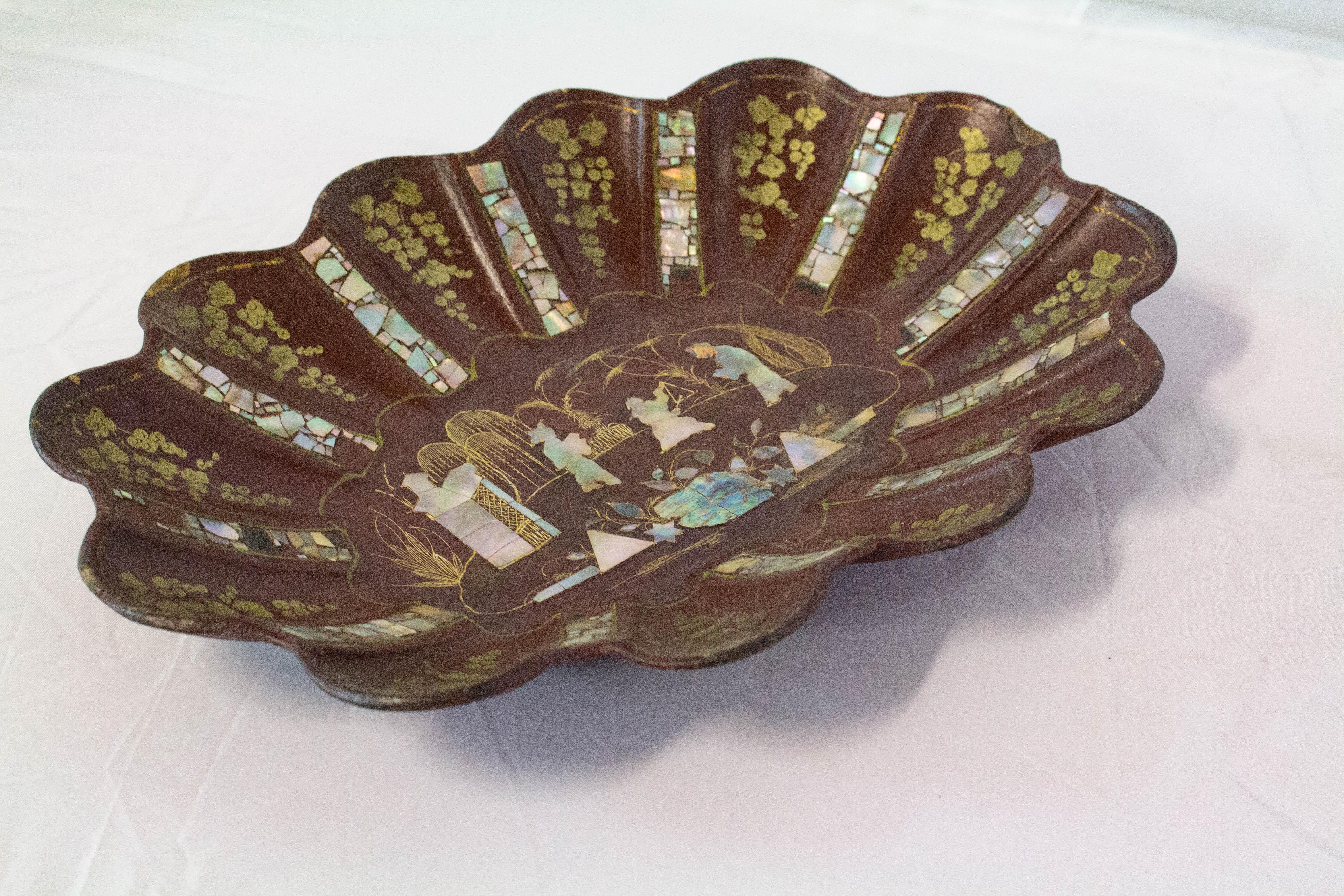 Chinese oval decorative center piece papier mâché inlaid late 19th century fruit bowl or bread basket.
Classic chinoiserie scene of the period Napoleon III.
Can also be used as mural decoration.
Please see Chinoiserie Oval Tray Wood Inlaid