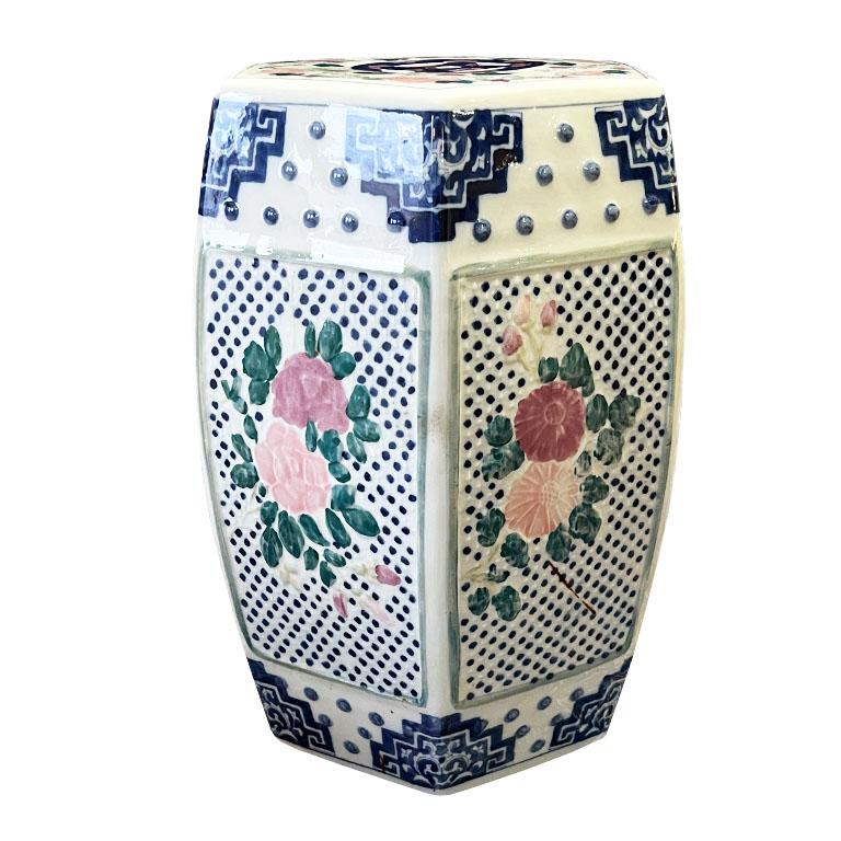 Gartenhocker aus Keramik mit Kirschblütenblattmotiv aus der Chinoiserie in Blau, Rosa und Grün (Hongkong)