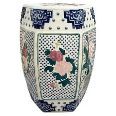 Gartenhocker aus Keramik mit Kirschblütenblattmotiv aus der Chinoiserie in Blau, Rosa und Grün