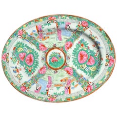 Plat ovale Famille Rose en céramique chinoiseries à motifs floraux roses et or