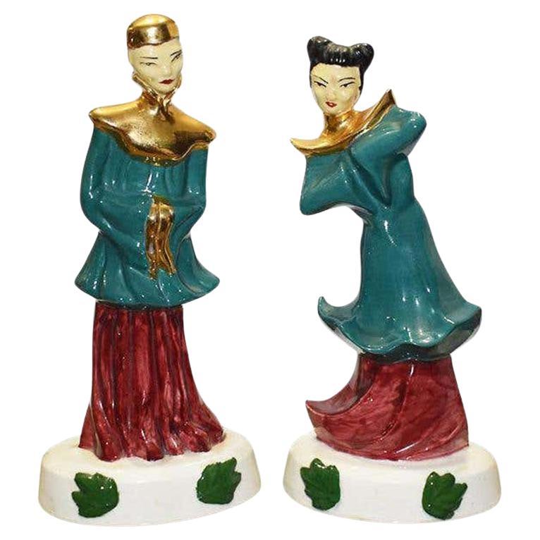 Paire de statues figuratives en céramique de style chinoiseries en or, turquoise et rouge