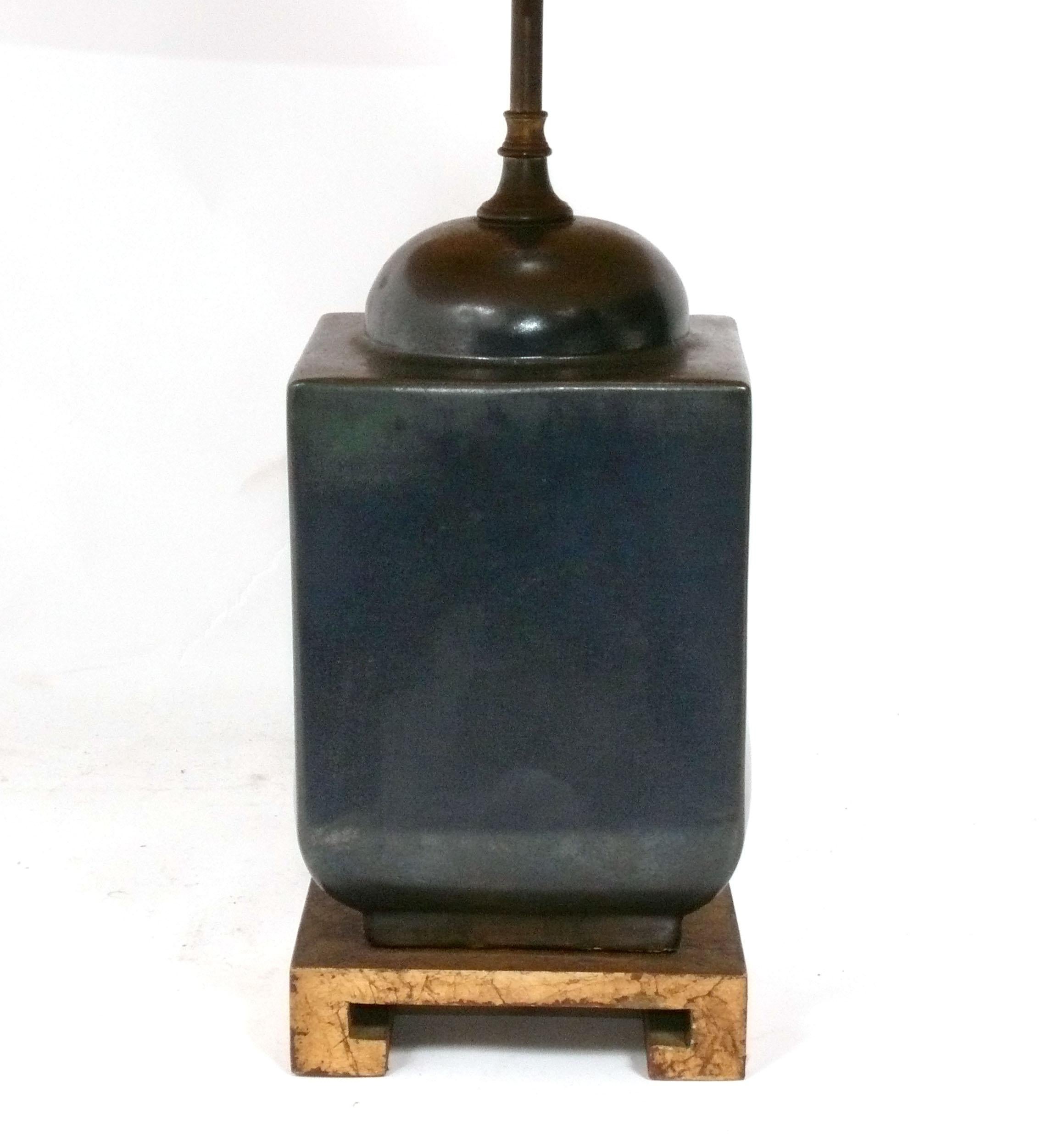 Elegant Chinoiserie Ceramic Lamp, probablement Chinese, circa 1940s or earlier. Il a été recâblé et est prêt à être utilisé. L'abat-jour n'est pas inclus. La hauteur avec l'abat-jour est de 32