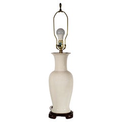 Chinoiserie-Urnenlampe aus Keramik, weiße Glasur mit Craquelierung