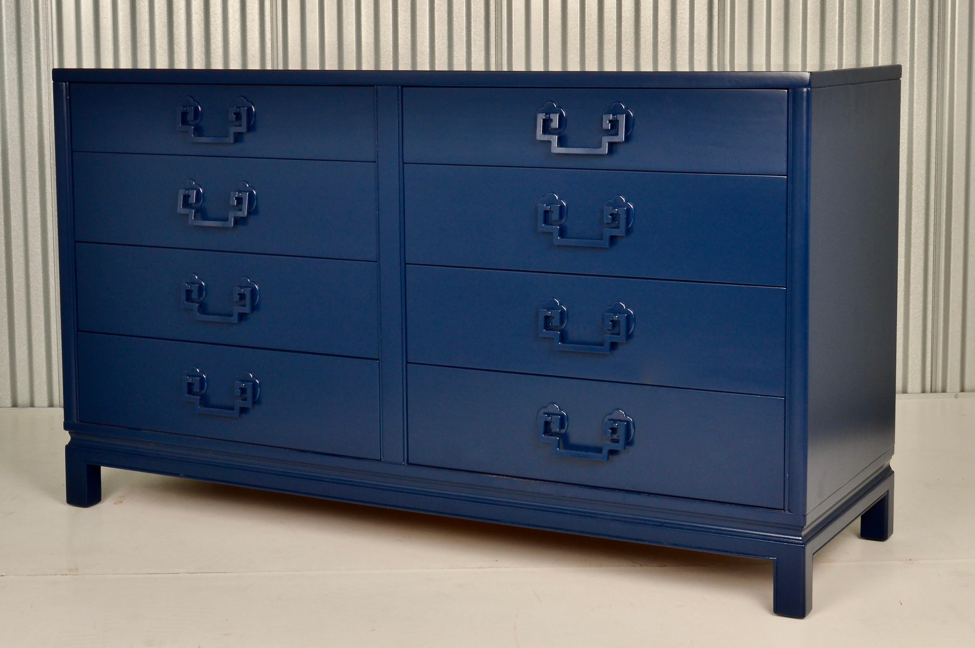 Chinoiserie Chest in Blue Lacquer In Good Condition For Sale In Norwalk, CT